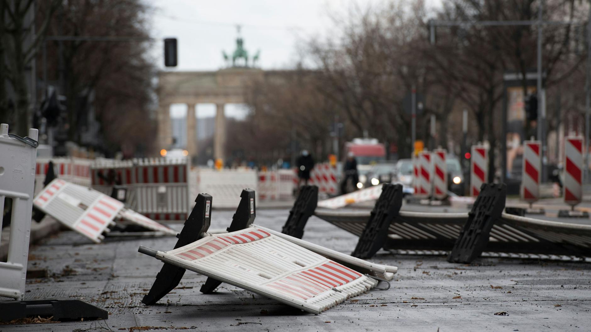 Ein Sturmtief verursachte im Februar vor dem Brandenburger Tor Verwüstung.