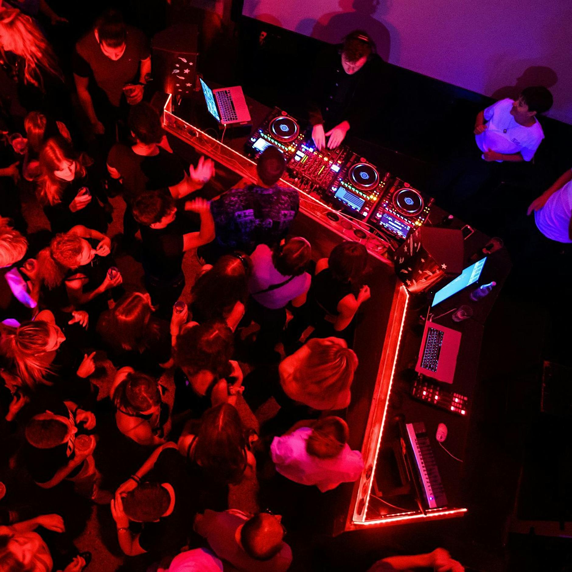 Illegale Partys auf Mallorca, Ibiza & Co: Gästen drohen bis zu 3000 Euro Strafe