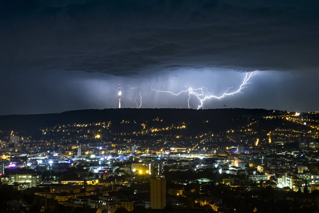 7 Behauptungen zu Blitz und Donner: Bei Gewitter darf man nicht duschen! Handy-Telefonieren ist bei Gewitter gefährlich! Was stimmt wirklich?