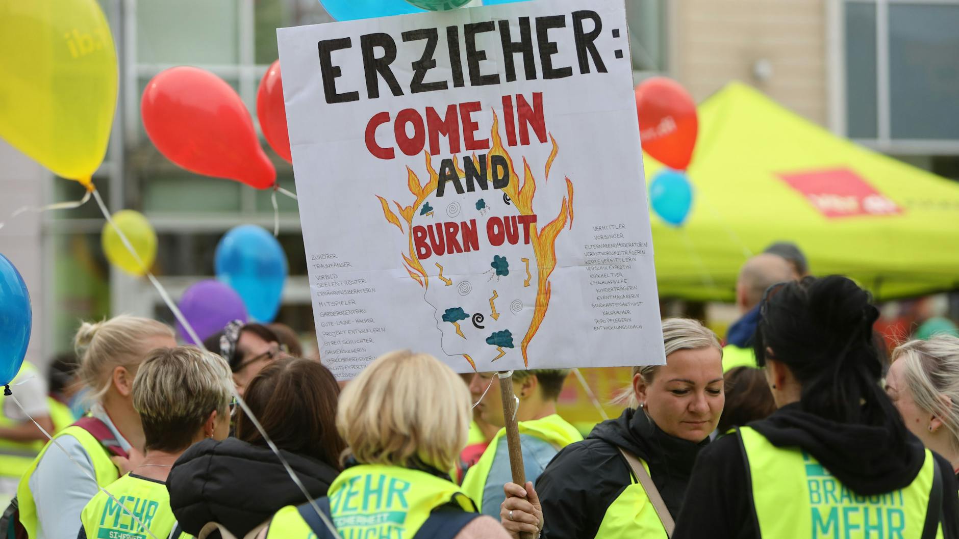 Erzieherinnen und Erzieher beteiligen sich an Warnstreiks, zu denen Verdi aufgerufen hatte.