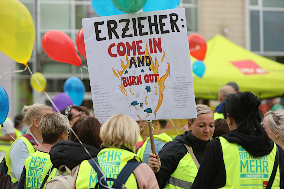 Erzieherinnen und Erzieher beteiligen sich an Warnstreiks, zu denen Verdi aufgerufen hatte.