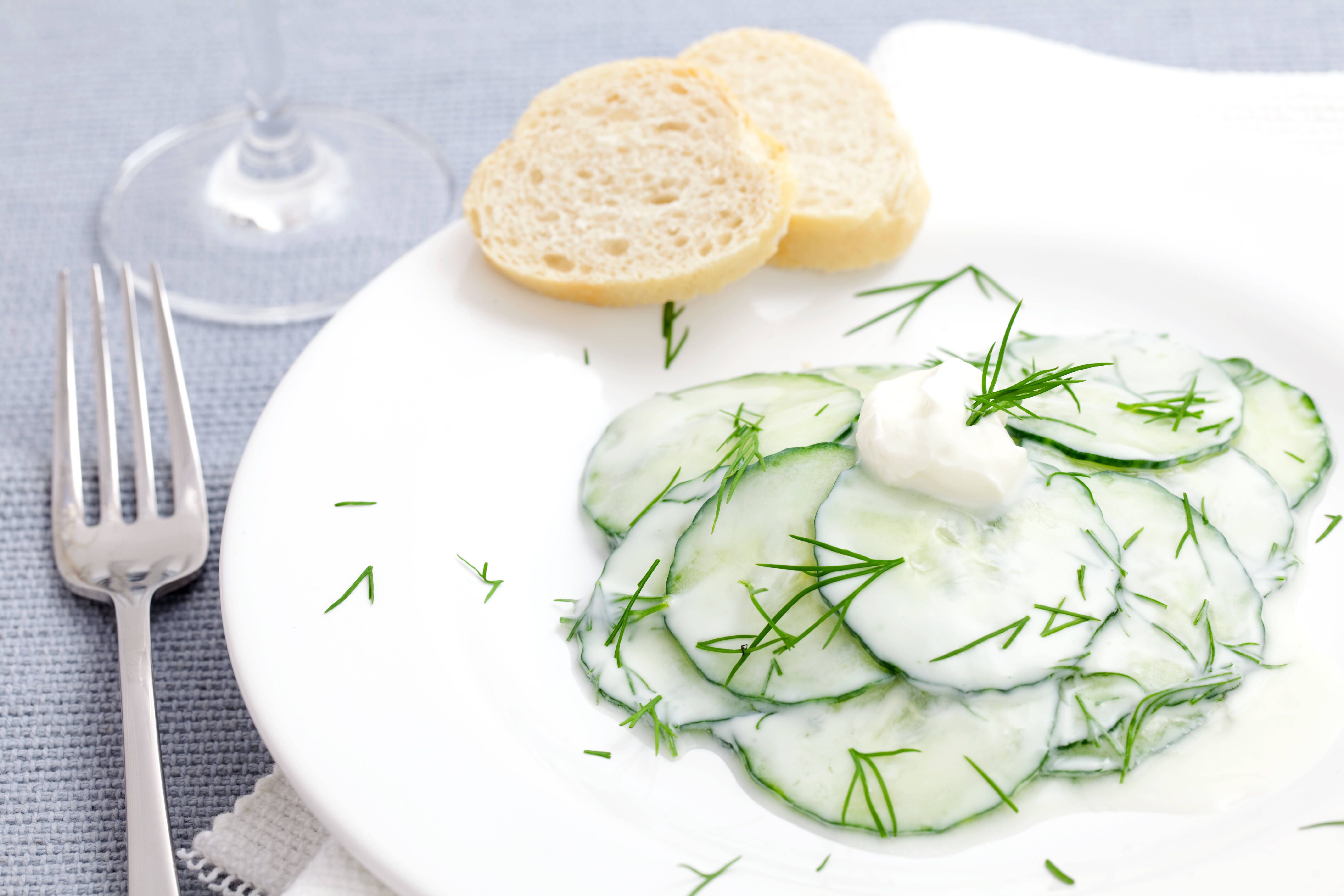 Omas traditioneller Gurkensalat – der Salz-Trick macht dieses Rezept so besonders lecker!