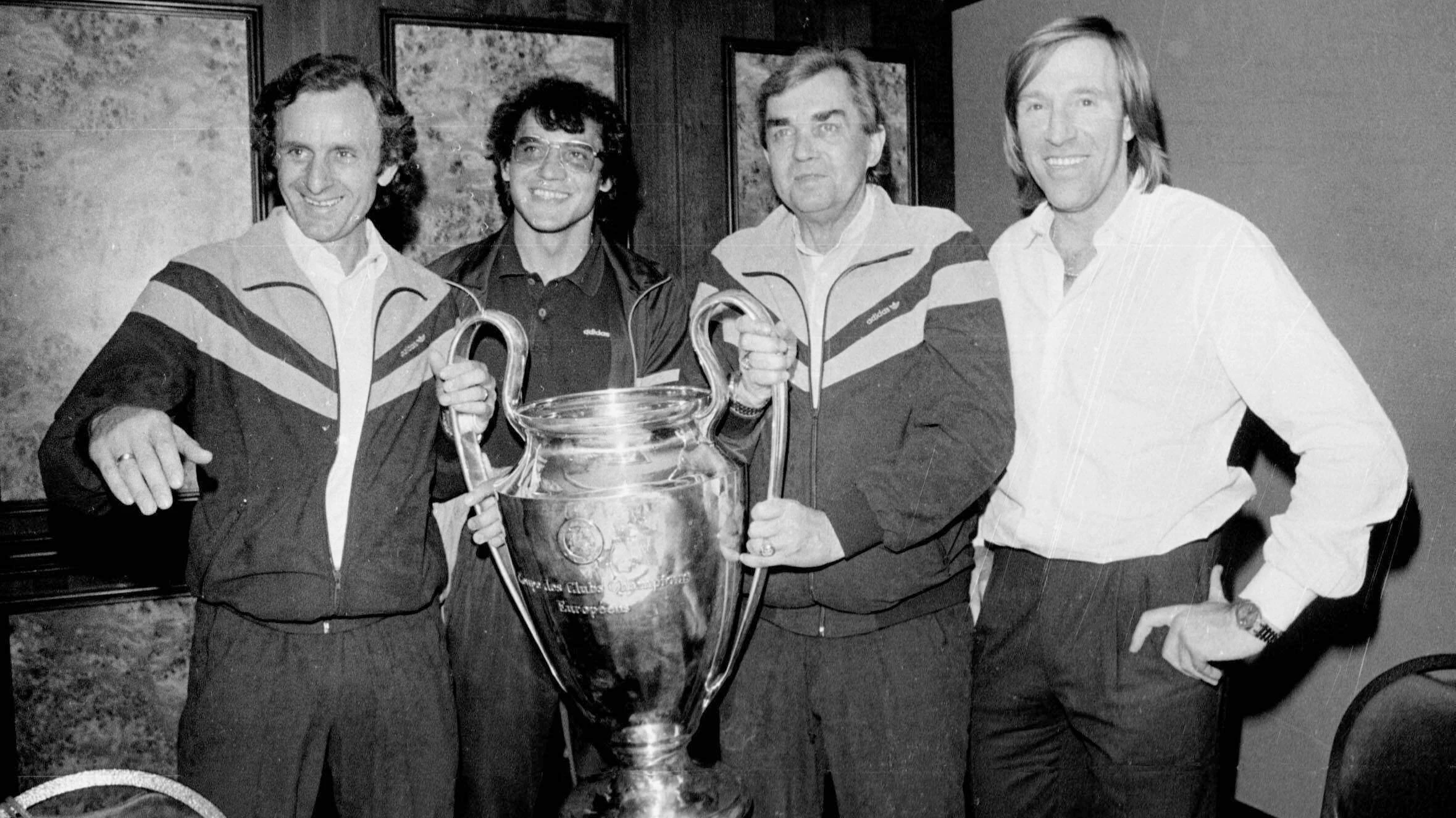 Co-Trainer Aleks Ristic, Siegtorschütze Felix Magath, Trainer Ernst Happel und Manager Günter Netzer (v. l.) präsentieren im Jahr 1983 nach dem 1:0 im Finale gegen Juventus Turin den gewonnenen Europapokal der Landesmeister.