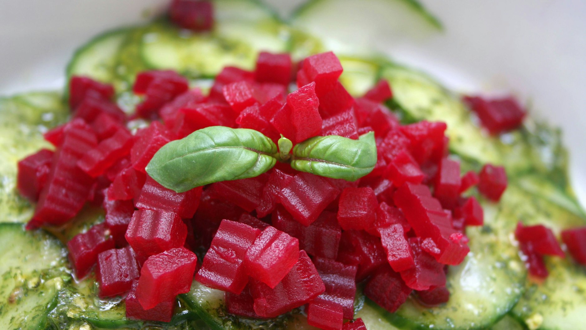 Gurke und Rote Bete passen perfekt zusammen.