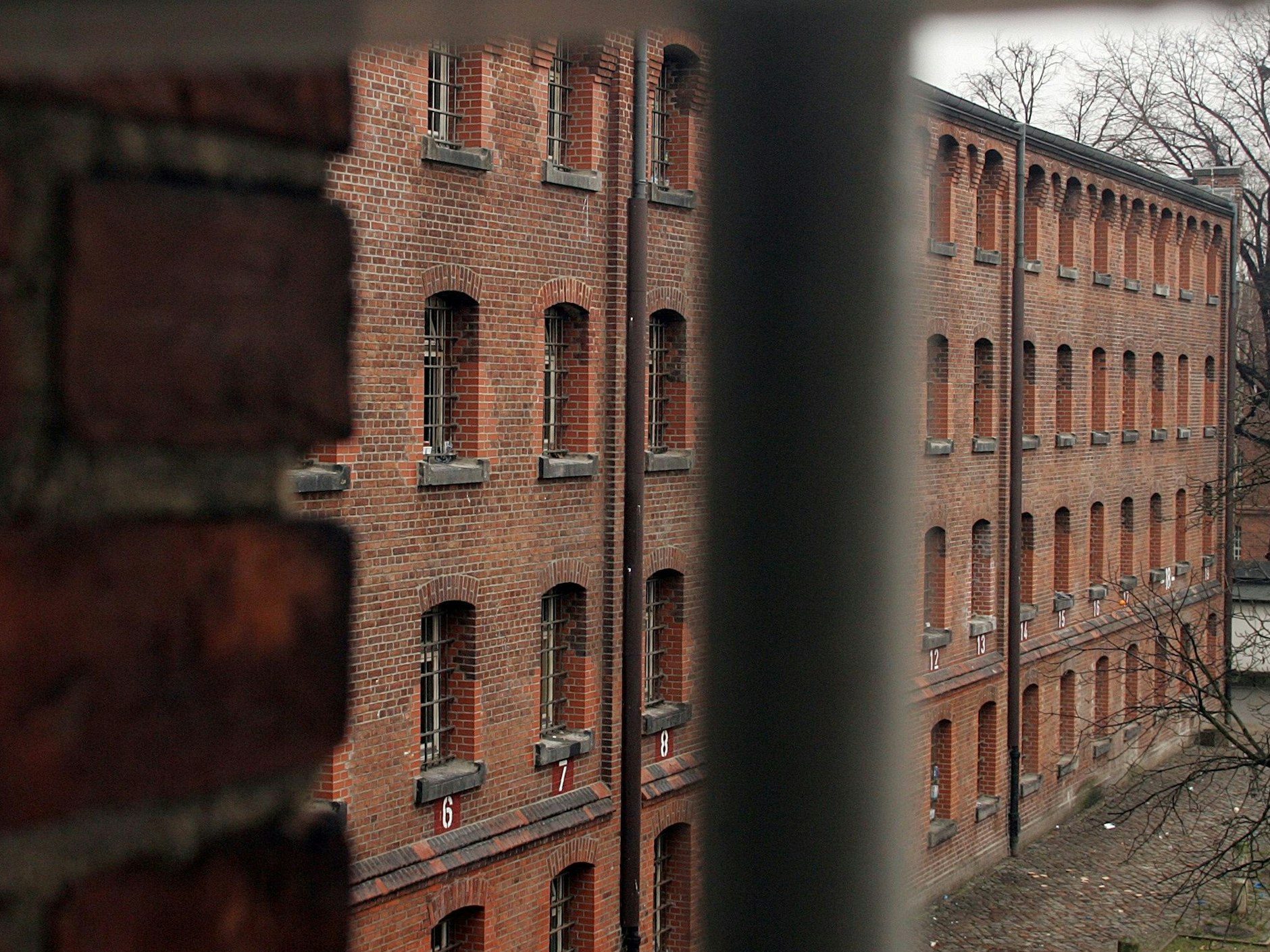 Blick aus einem Haftraum auf die Fassade einer der über 100 Jahre alten Tegeler Teilanstalten.