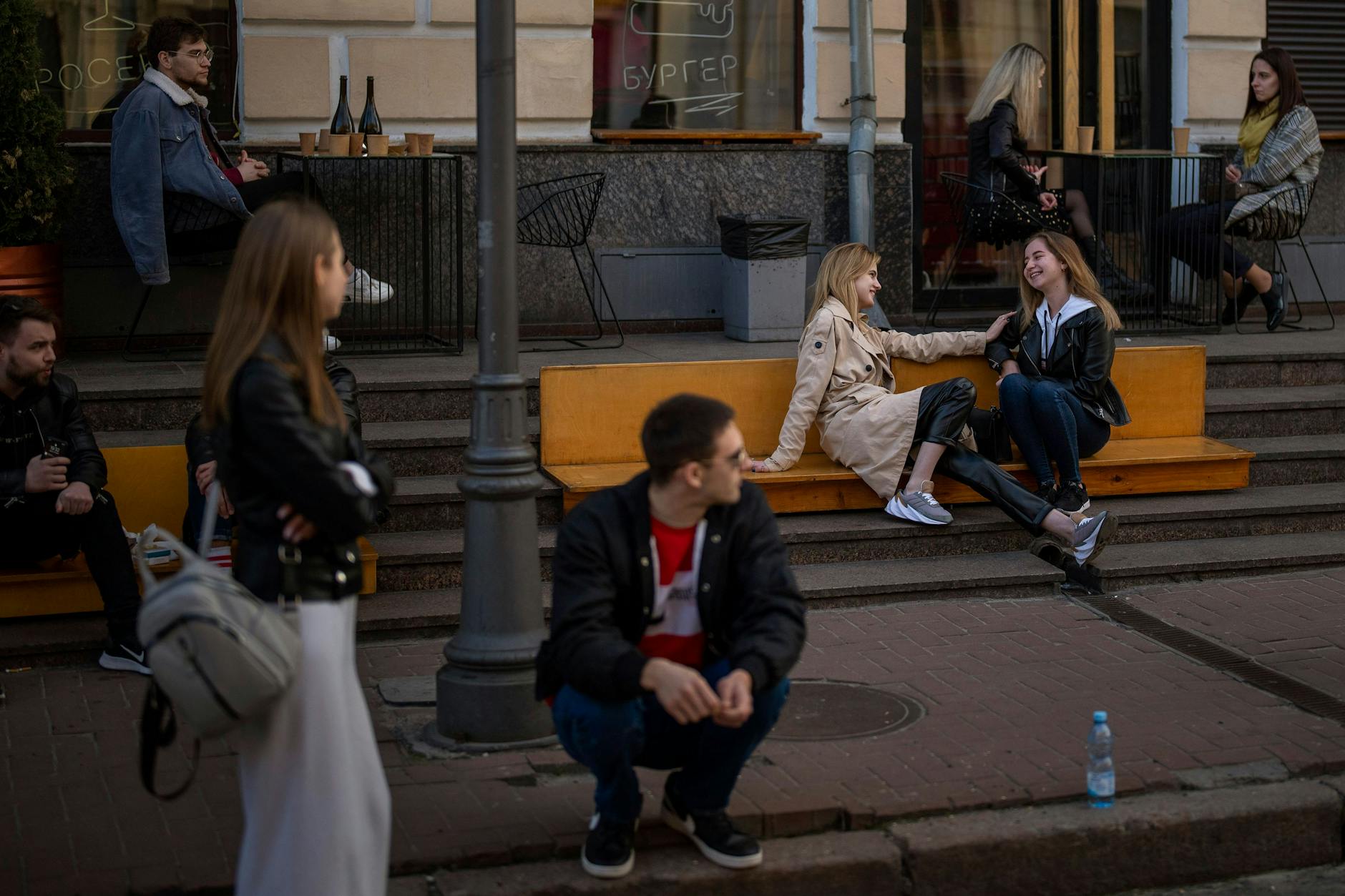 Junge Menschen in diesen Tagen in Kiew.