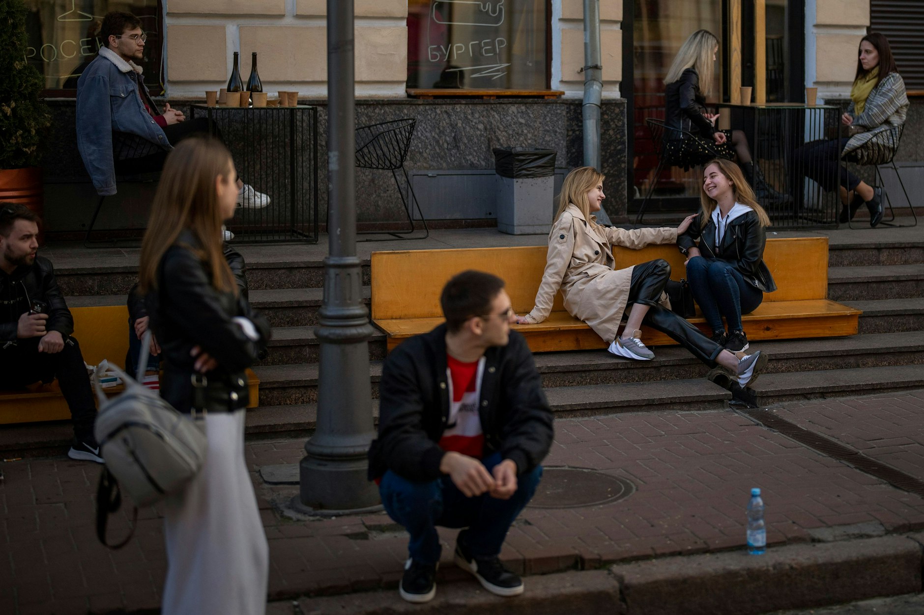 Junge Menschen in diesen Tagen in Kiew.