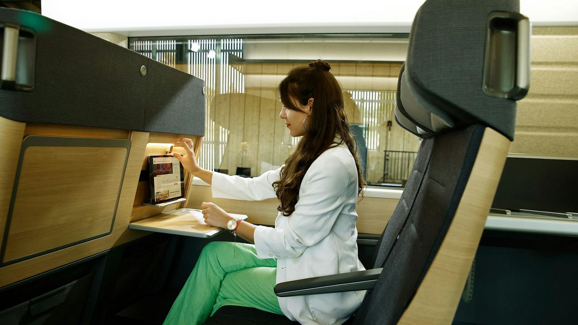 Zum Filmeschauen gibt es über dem Klapptisch eine Ablage für Tablets.