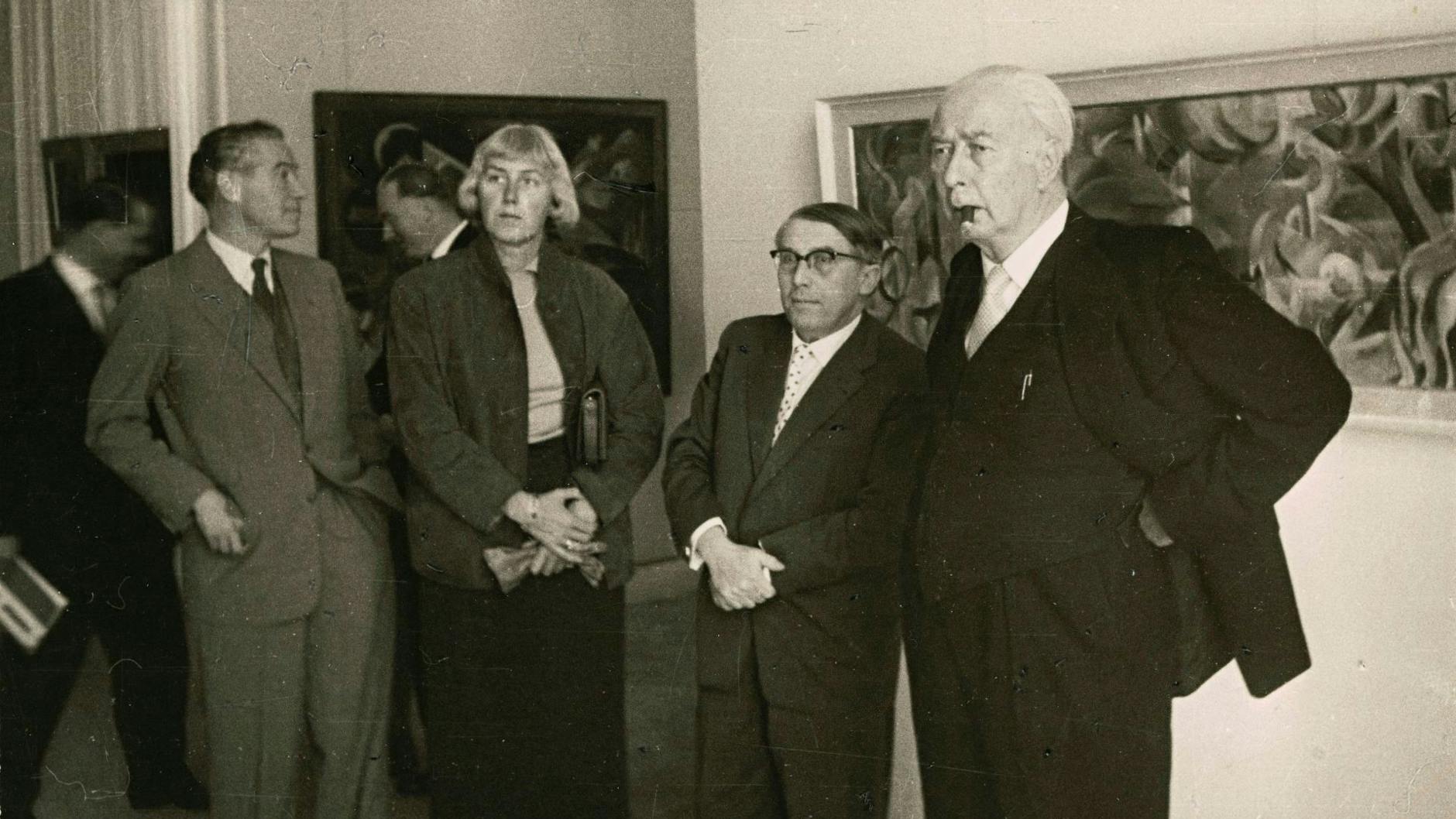 Theodor Heuss (r.) besucht 1955 die Documenta 1.