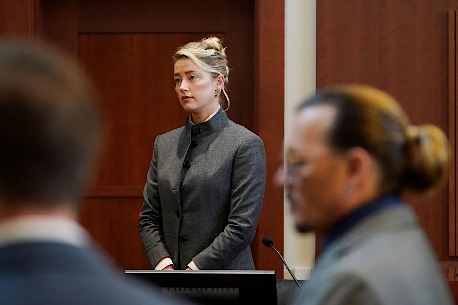 Amber Heard und Johnny Depp im Gerichtssaal. 