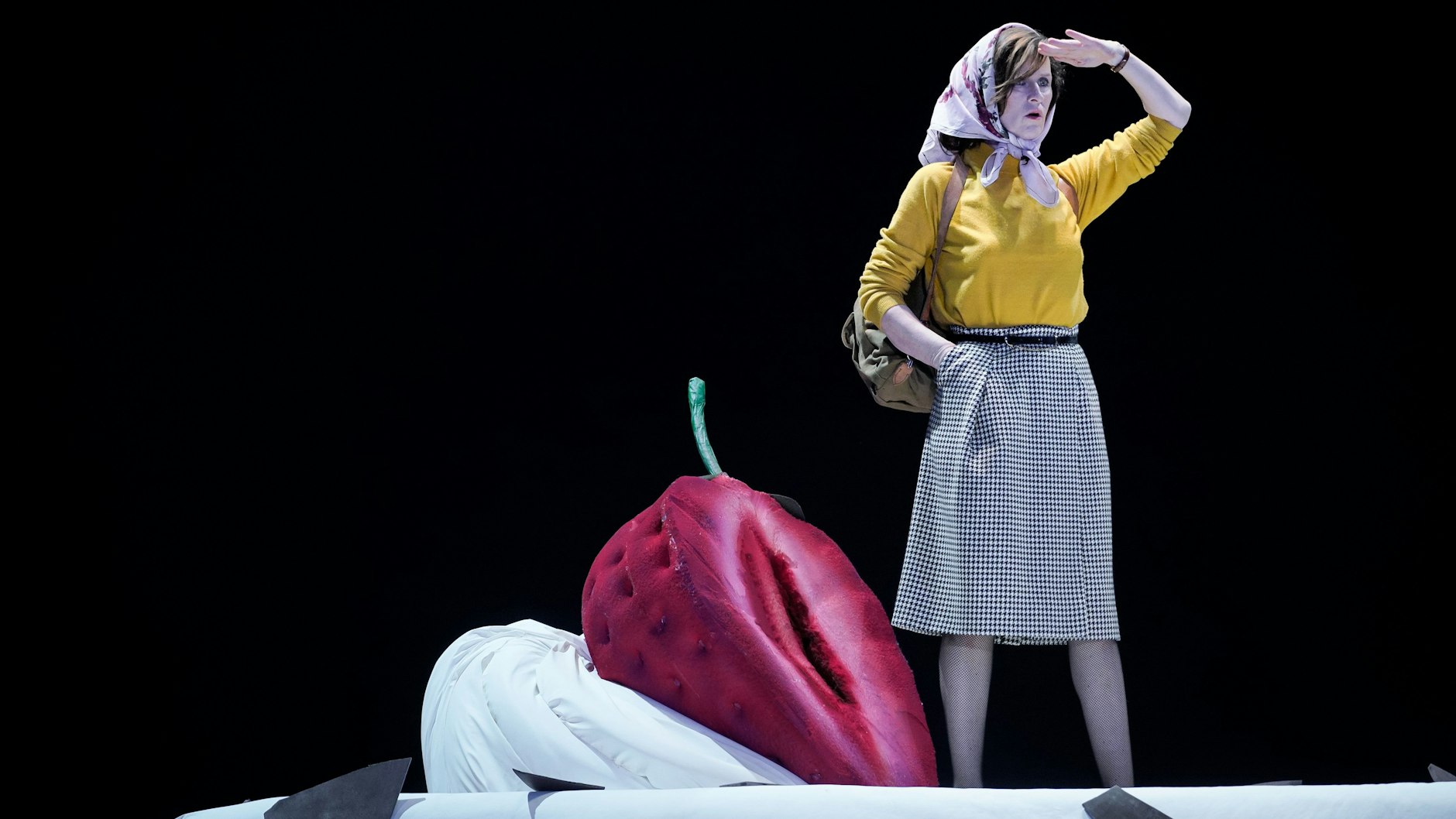 Sophie Rois auf der Erdbeertorte.