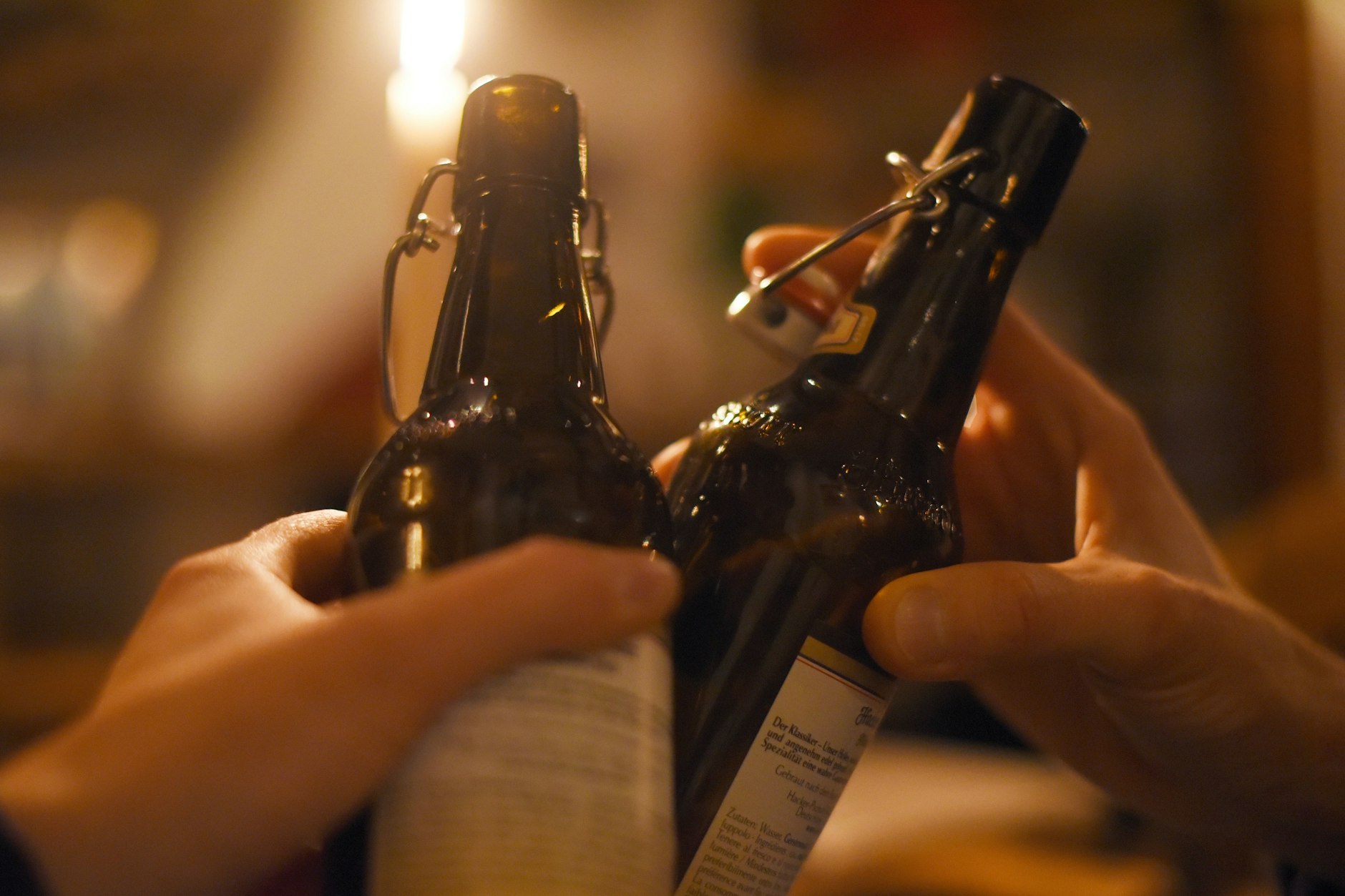 Mit einem Bier anstoßen und zusammen einen tollen Abend haben: Das ist natürlich auch in Gay-Bars möglich. (Symbolbild)