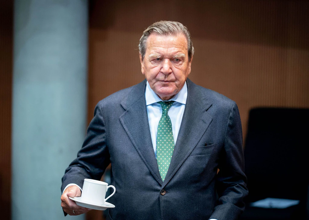 Schluss mit Büro, Mitarbeitern und Ruhegehalt! DIESE Privilegien könnte Altkanzler Gerhard Schröder wegen seiner Nähe zu Putin verlieren