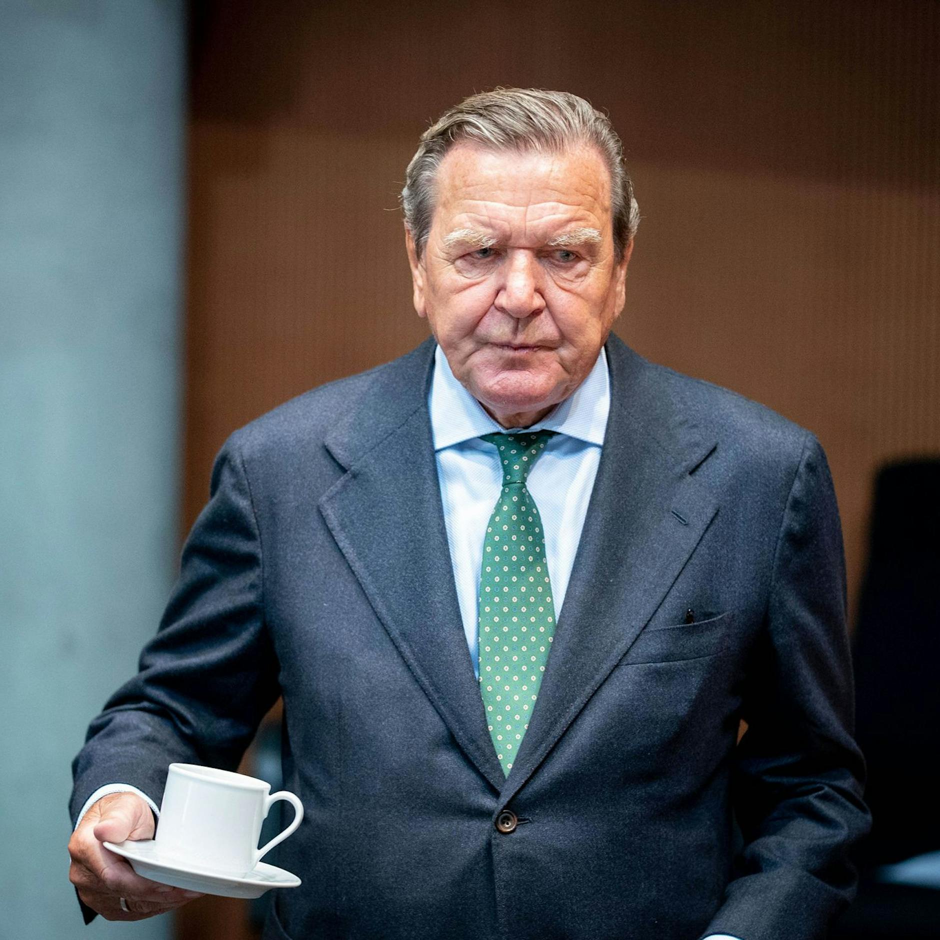 Schluss mit Büro, Mitarbeitern und Ruhegehalt! DIESE Privilegien könnte Altkanzler Gerhard Schröder wegen seiner Nähe zu Putin verlieren