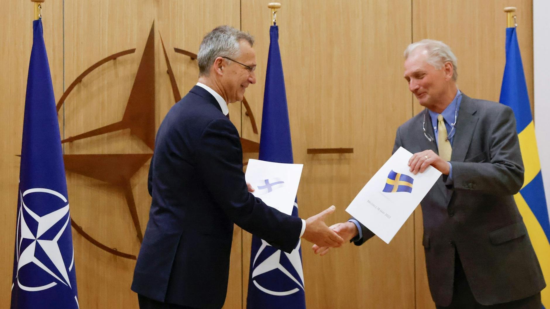 Nato-Generalsekretär Jens Stoltenberg nimmt in Brüssel den Beitrittsantrag Schwedens aus der Hand von Nato-Botschafter Axel Wernhoff (r.) entgegen.