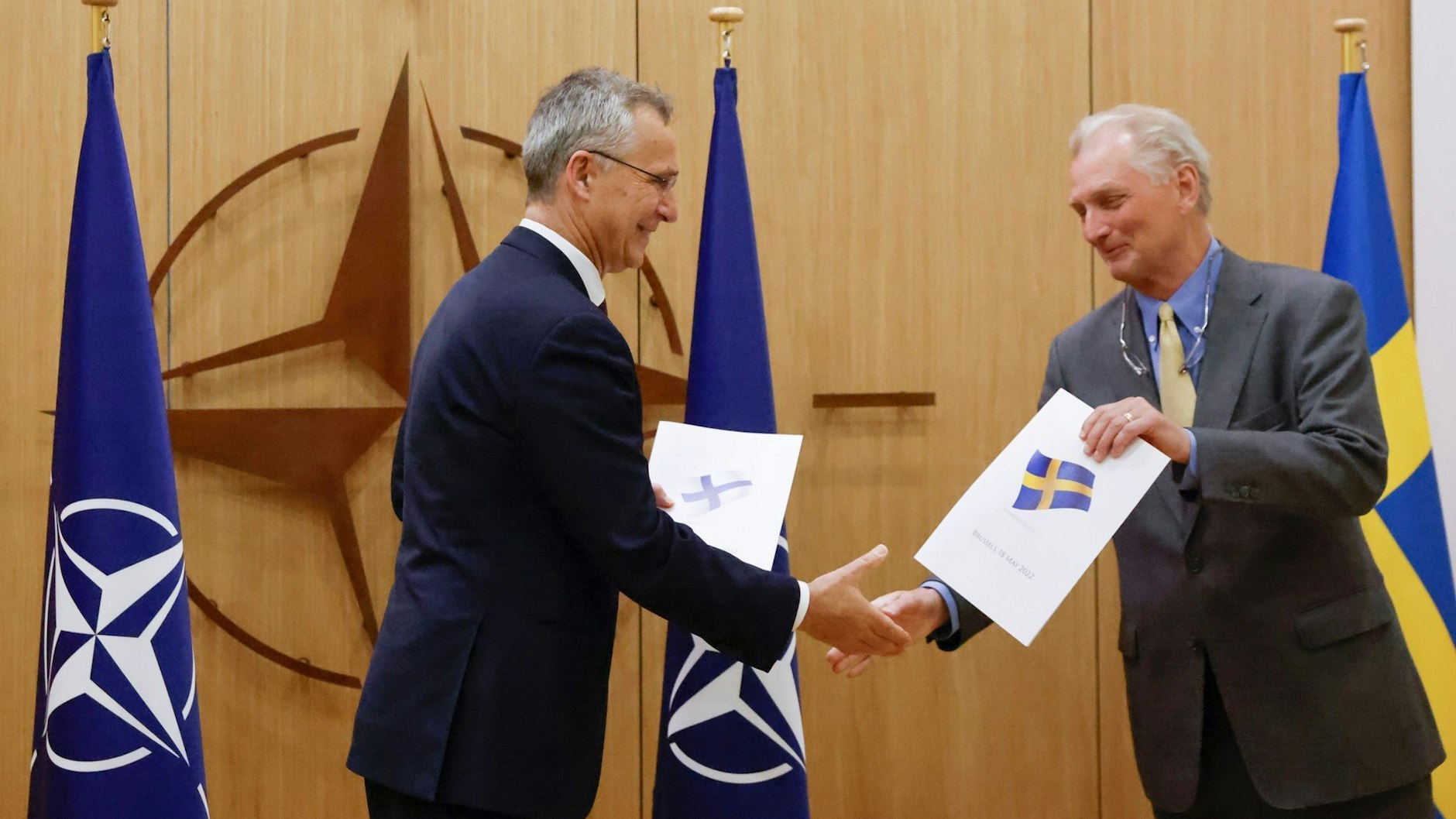 Nato-Generalsekretär Jens Stoltenberg nimmt in Brüssel den Beitrittsantrag Schwedens aus der Hand von Nato-Botschafter Axel Wernhoff (r.) entgegen.