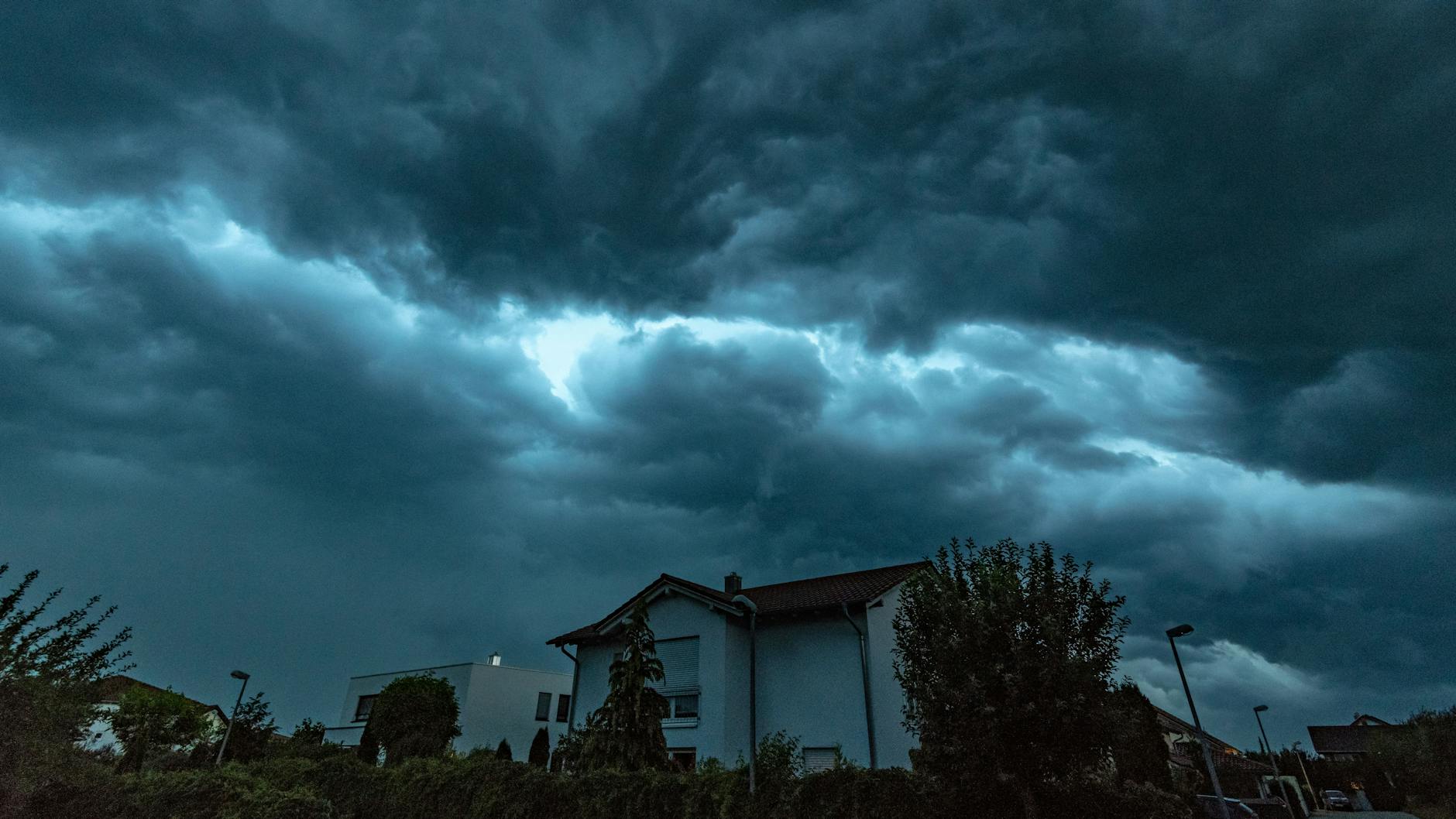Der Deutsche Wetterdienst warnt für Freitag vor „extremem Unwetter“.