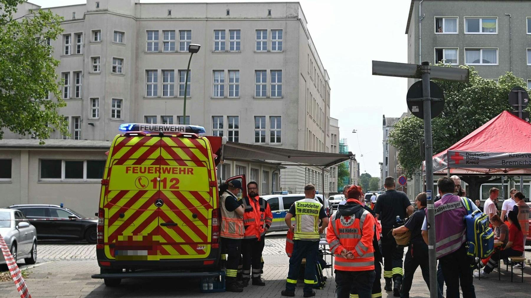Rettungskräfte vor dem Lloyd-Gymnasium in Bremerhaven
