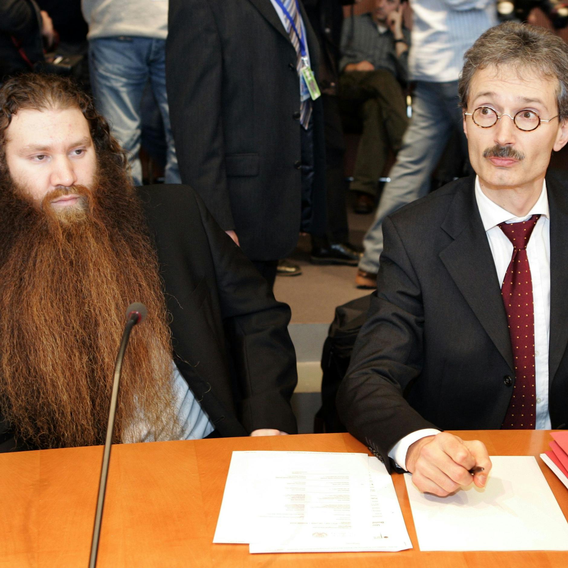 Murat Kurnaz (l) wird 2007 im Beisein seines Rechtsanwaltes Bernhard Docke vor dem BND-Untersuchungsausschuss des Bundestages befragt.