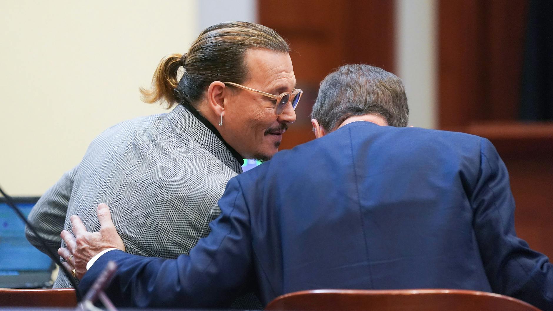 Johnny Depp und einer seiner Anwälte am Donnerstag im Gericht. Die Schwester seiner Ex-Frau Amber Heard machte ihm schwere Vorwürfe.