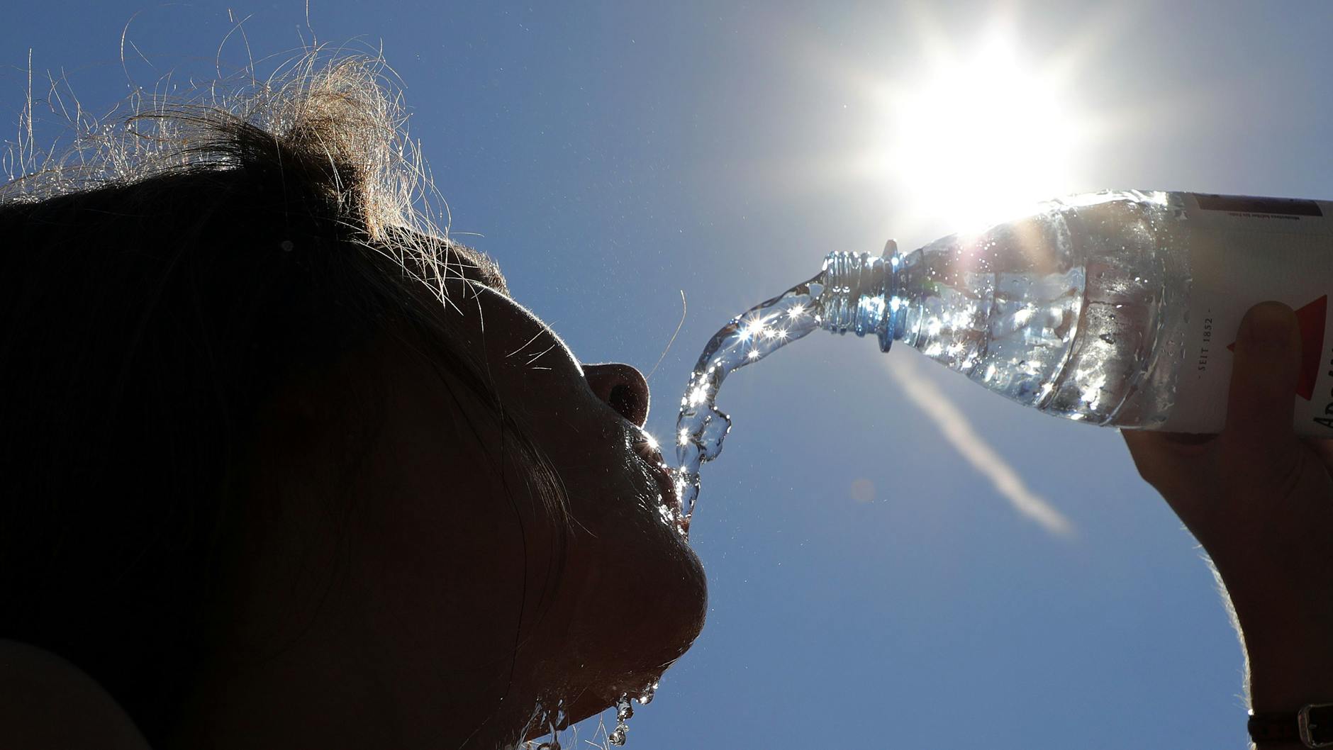 Ist hinlänglich bekannt: Bei Hitze sollte man viel trinken und die Haut kühlen.