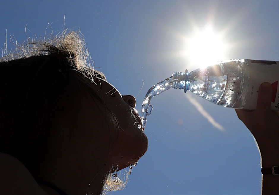 Ist hinlänglich bekannt: Bei Hitze sollte man viel trinken und die Haut kühlen.