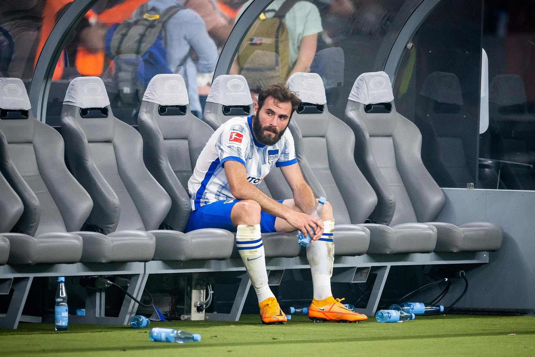 Herthas Mittelfeldspieler Lucas Tousart sitzt alleine nach dem Abpfiff auf der Bank. Ein leerer und enttäuschter Blick. Vorbildlich gekämpft, aber das alleine reicht nicht.