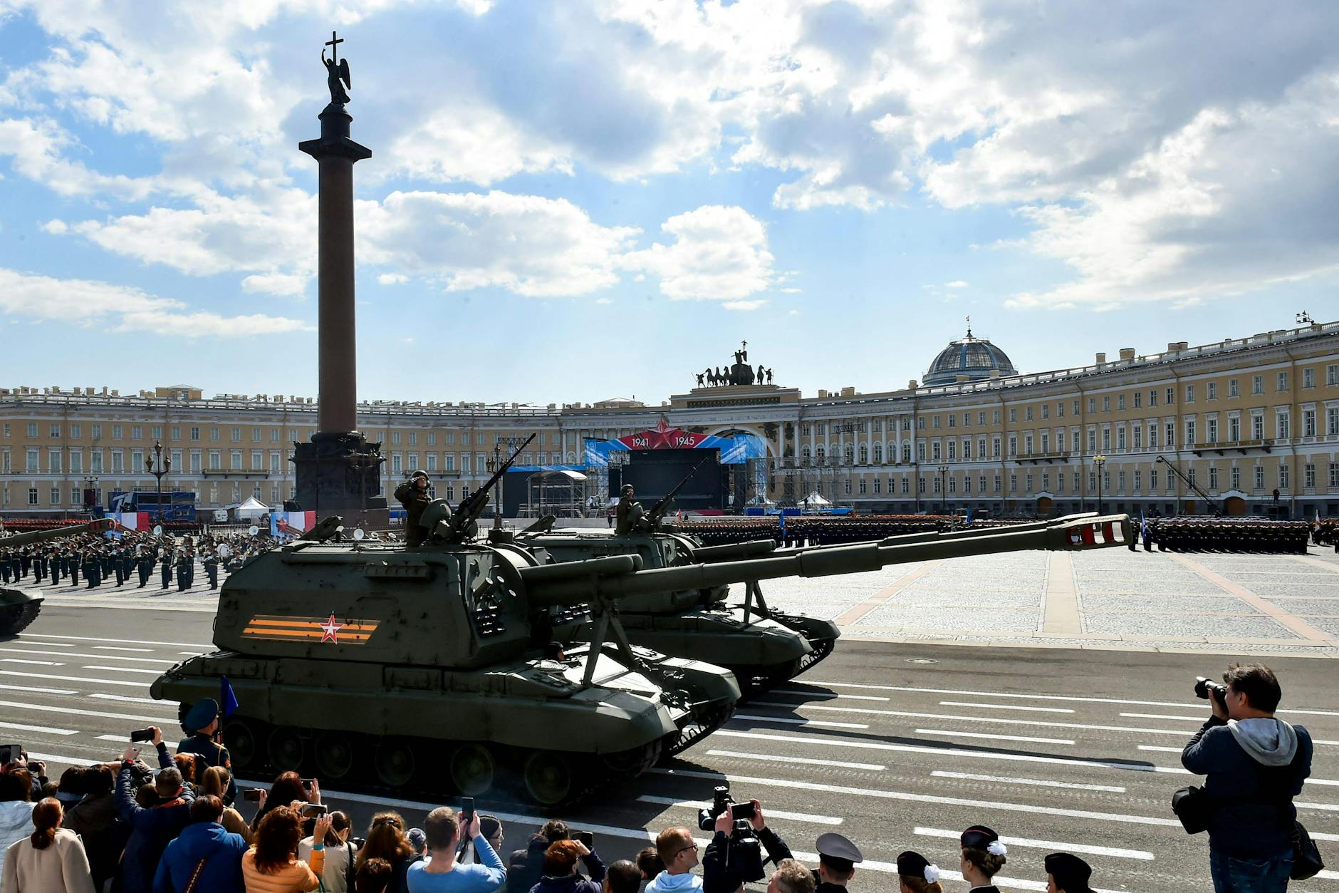 Generalprobe der Militärparade zum 9. Mai im Zentrum von Sankt Petersburg