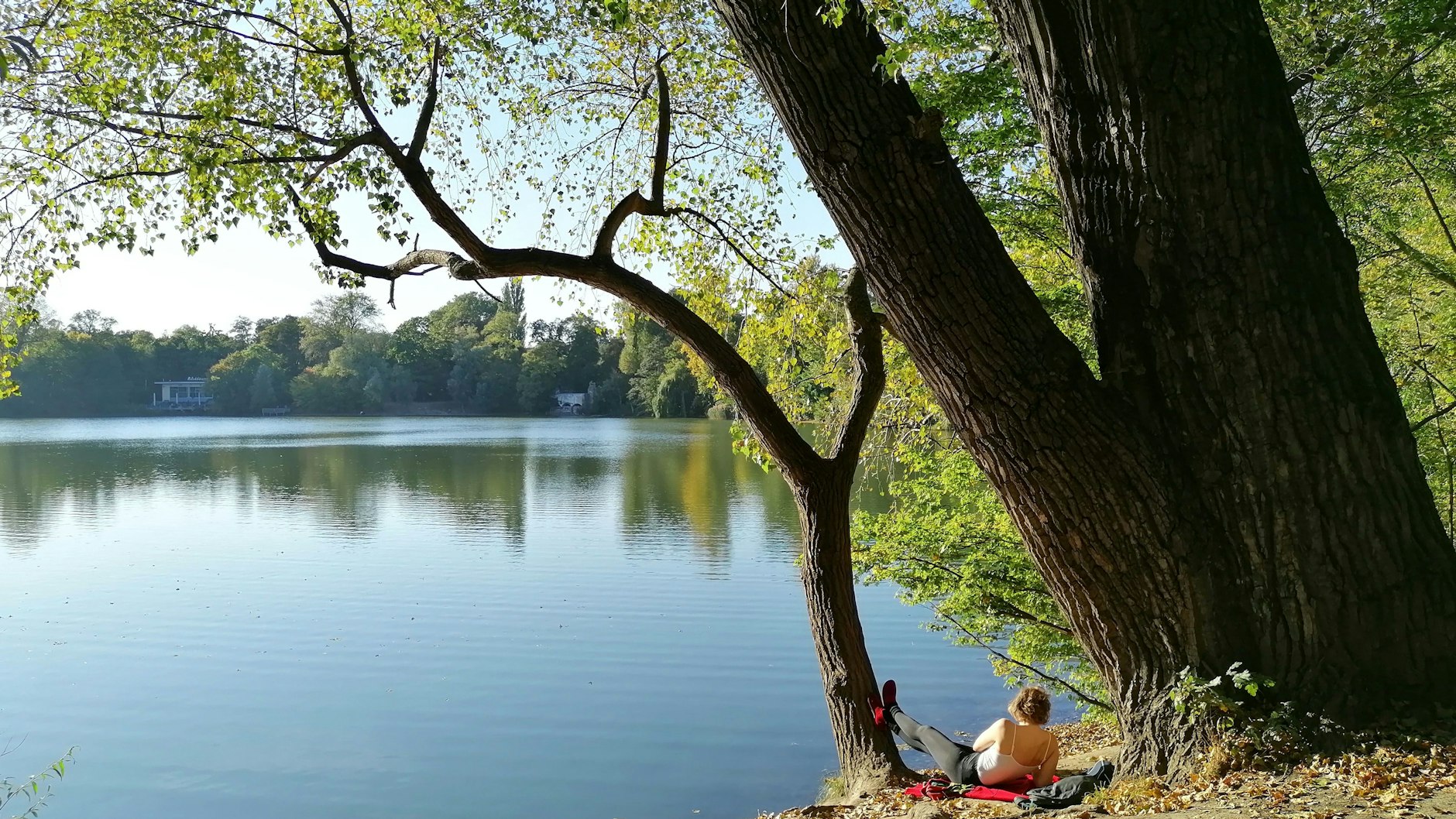 Der Weiße See lädt zum Verweilen ein (Archivbild). Schwimmen ist dort aber nur in dem offiziellen Strandbad erlaubt.