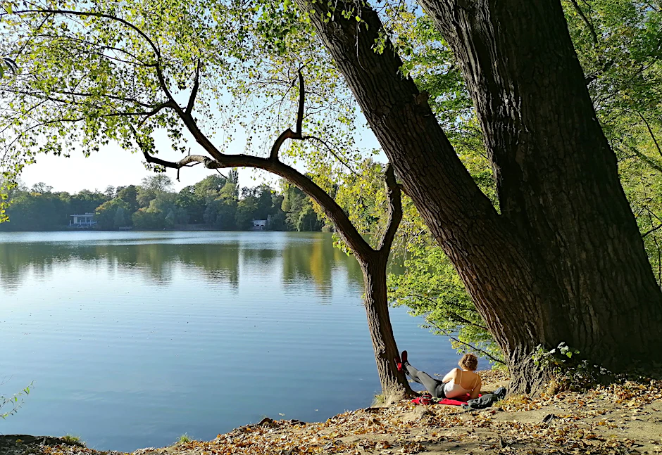 Der Weiße See lädt zum Verweilen ein (Archivbild). Schwimmen ist dort aber nur in dem offiziellen Strandbad erlaubt.