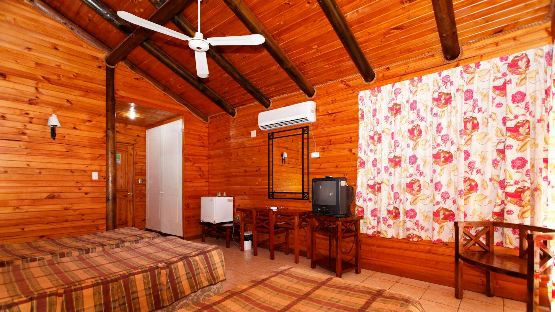 Ventilatoren, ja, am besten aber in Kombination mit einem geöffneten Fenster.