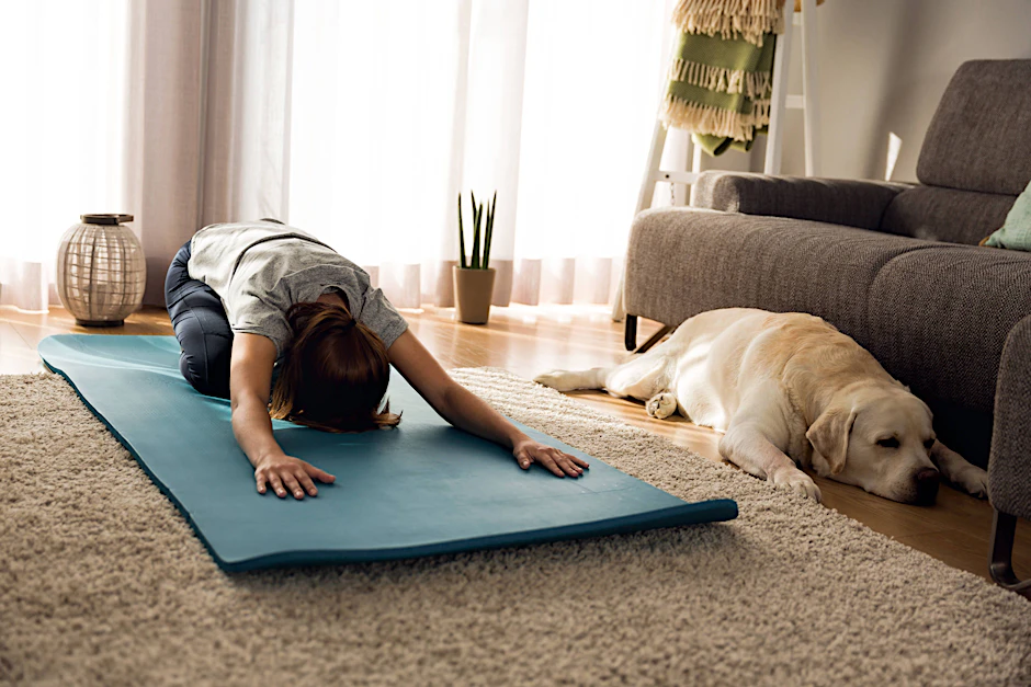 Bekannt aus dem Yoga: Die Haltung des Kindes sorgt für Entspannung im Rücken, ideal für Sport-Pausen.