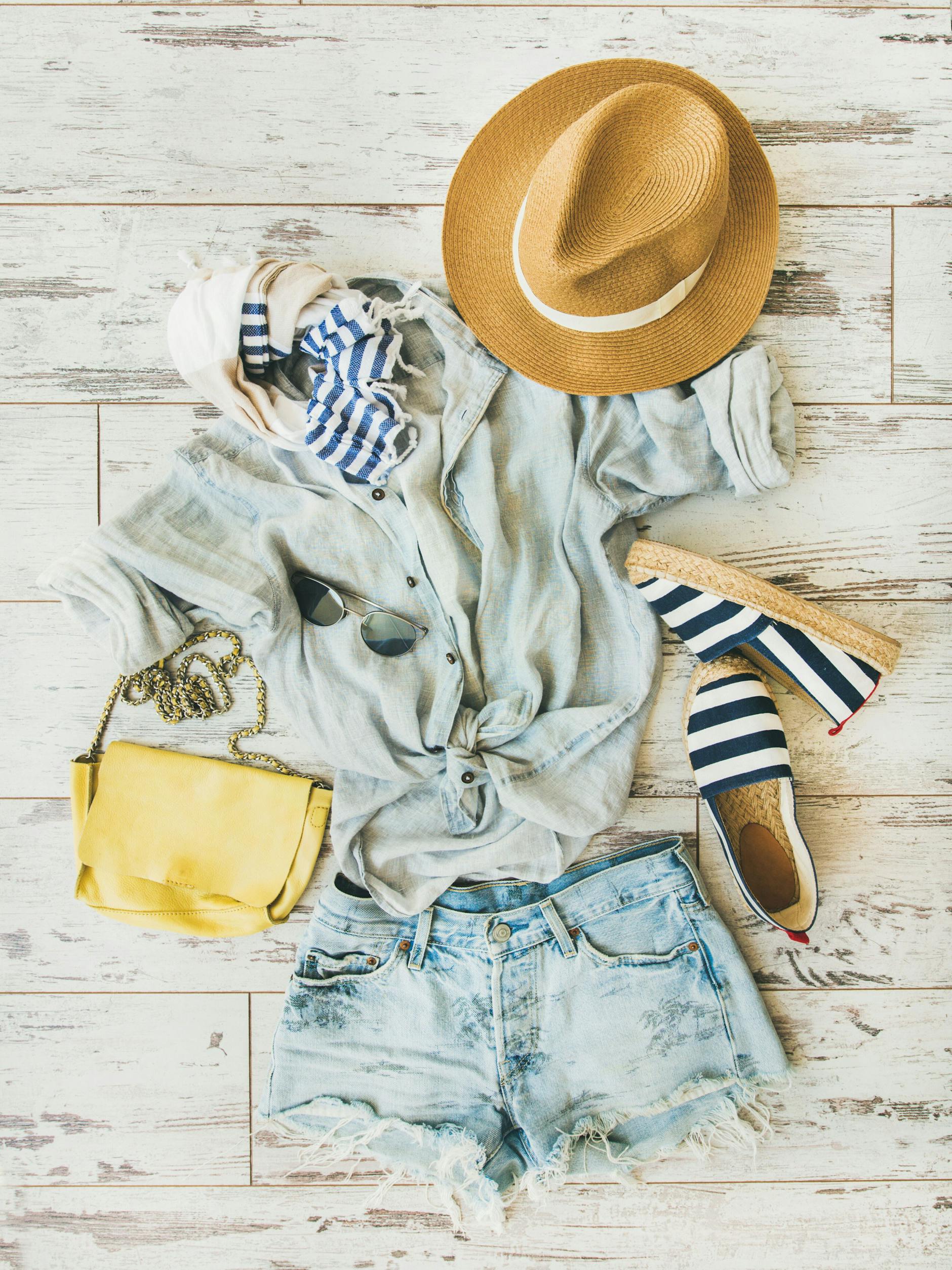 Baumwolle, Leinen, leichte Schuhe: So kommt man gut durch heiße Tage.