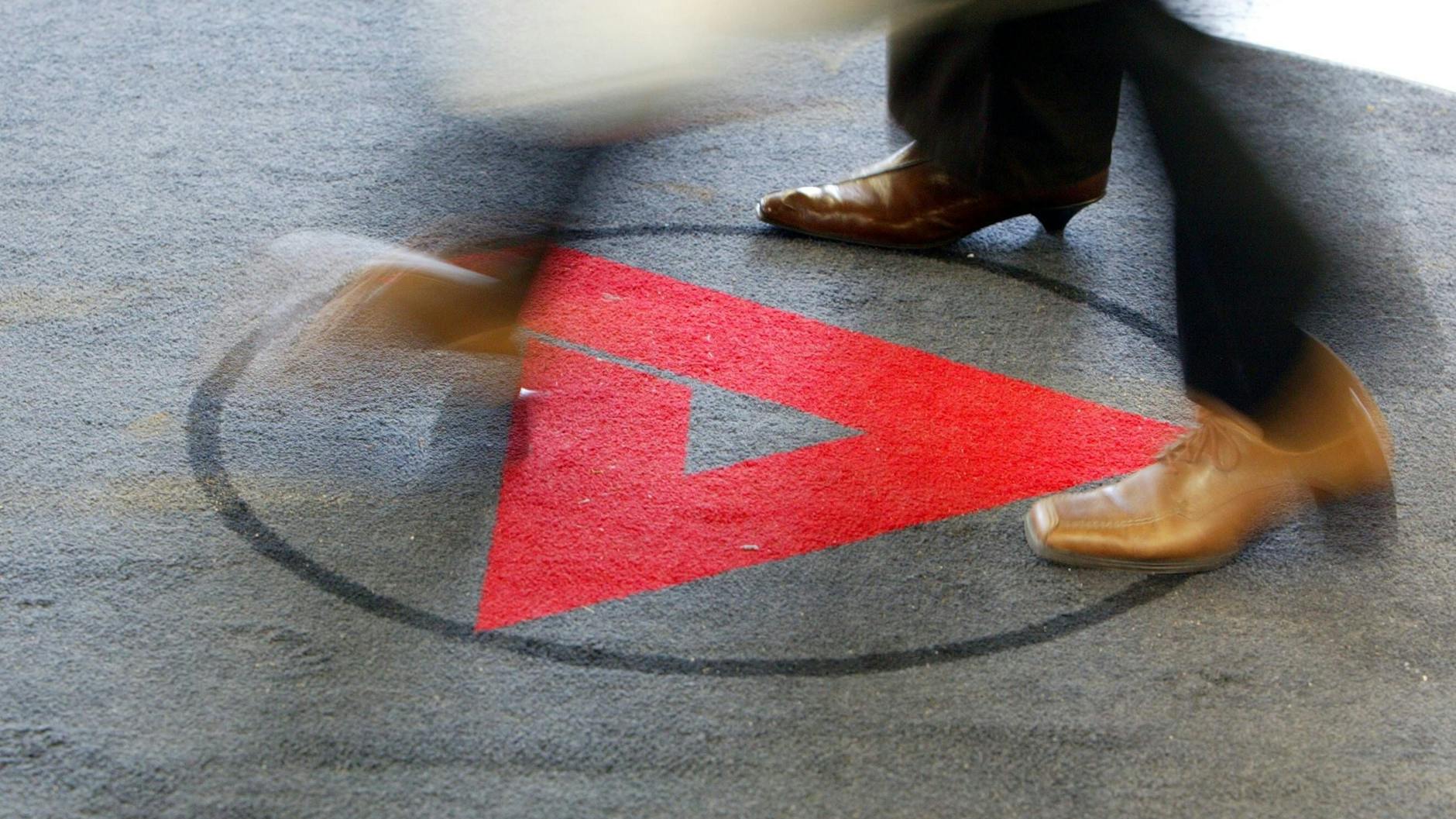 Das Logo der Agentur für Arbeit (Symbolbild). Die Hartz-IV-Sanktionen werden bis 2023 weitgehend ausgesetzt.