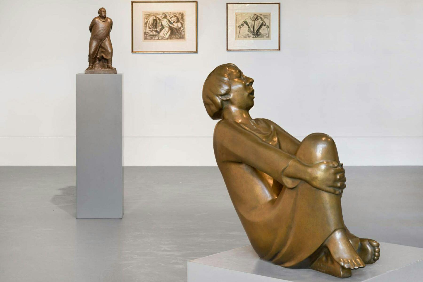 Blick in die Barlach-Ausstellung der Werkstattgalerie Noack, vorn der „Singende Mann“, Bronze, Zink, 1928.