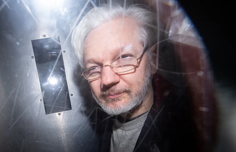 Julian Assange sitzt schon jahrelang in Haft. Ihm droht die Auslieferung in die USA.