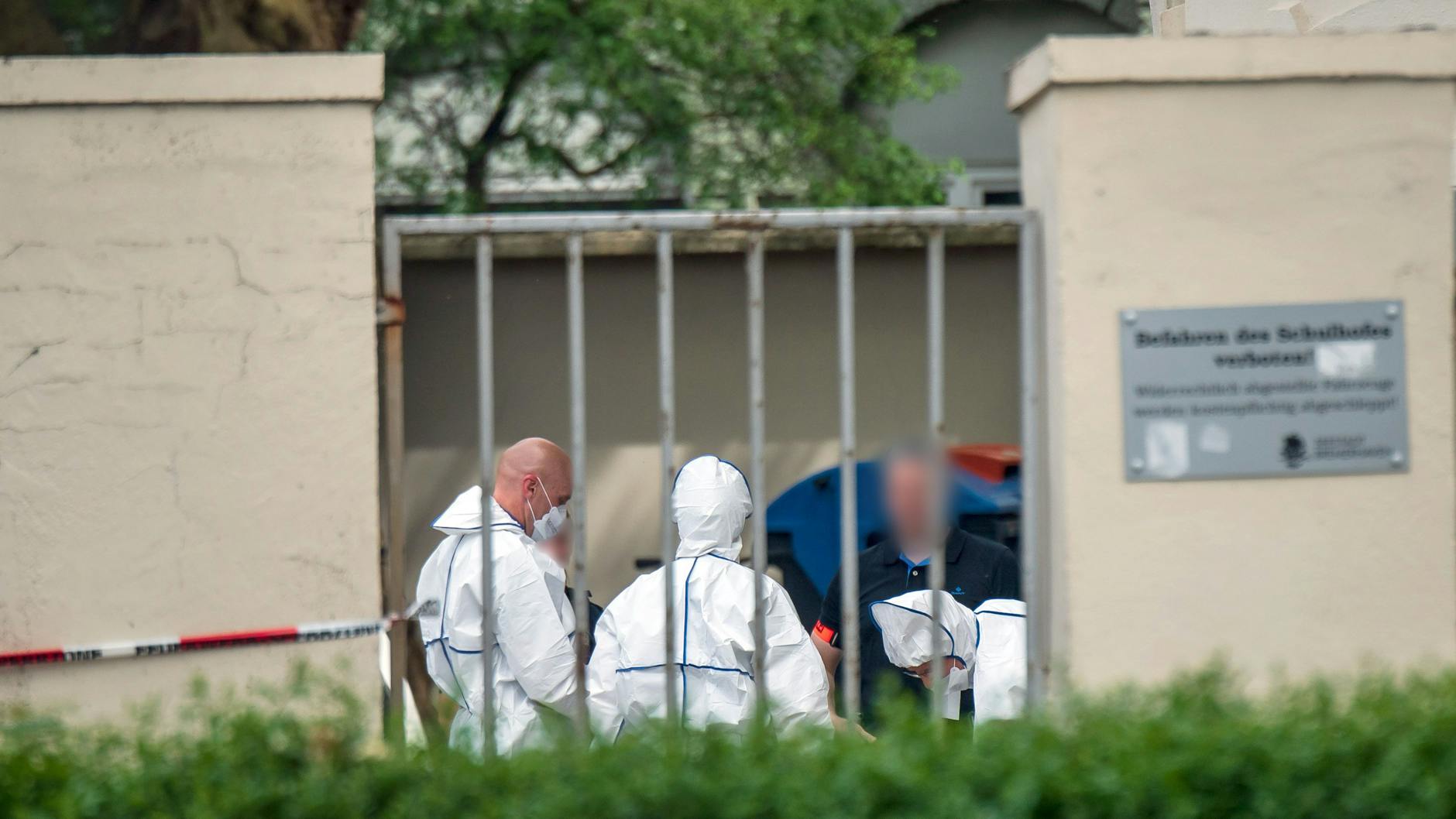 Bremerhaven: Einsatzkräfte der Spurensicherung stehen vor der Schule.