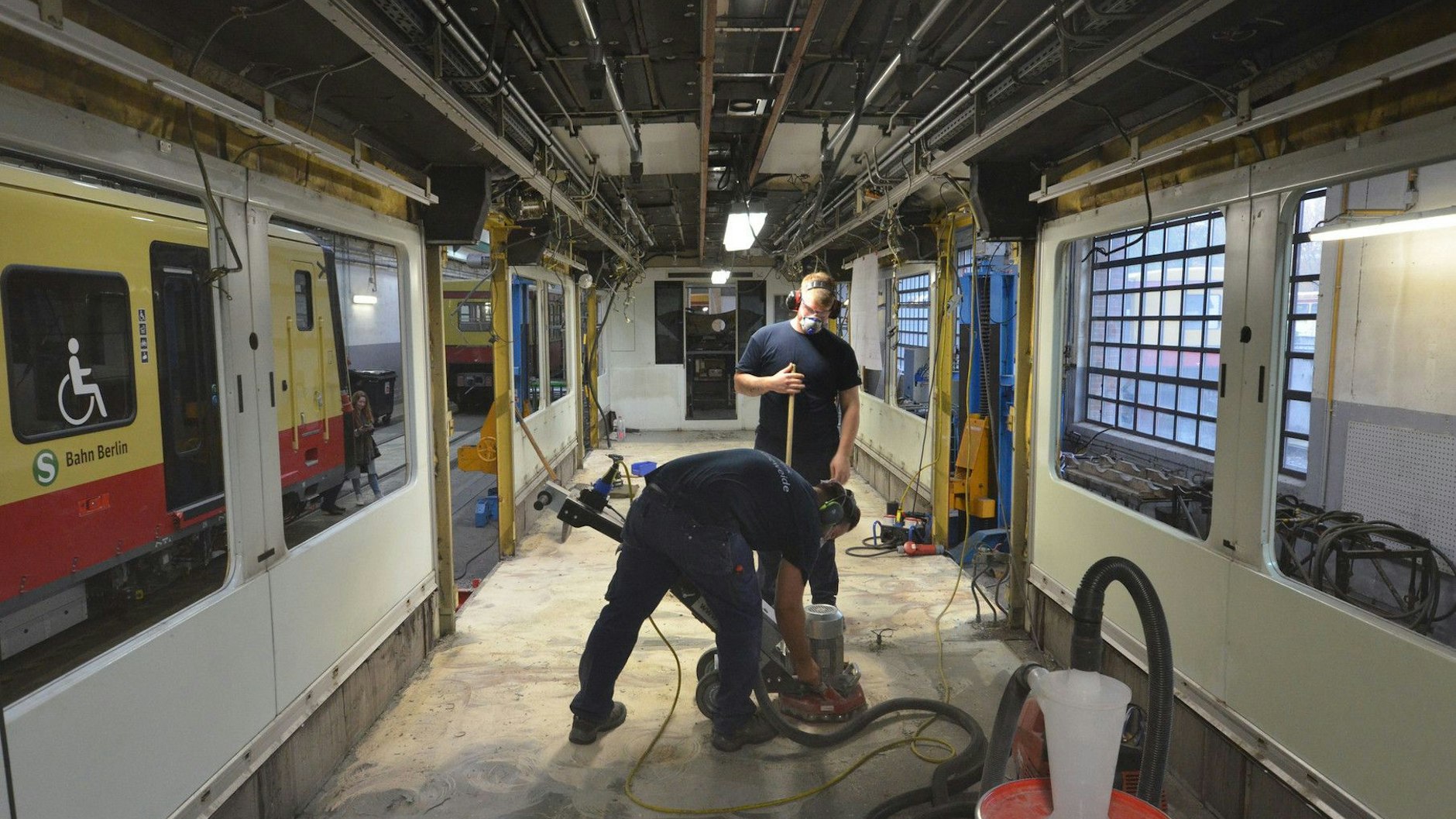 Im Werk Schöneweide werden jeweils rund 30.000 Quadratmeter Fußbodenplatten und Belag in den 481ern verlegt.