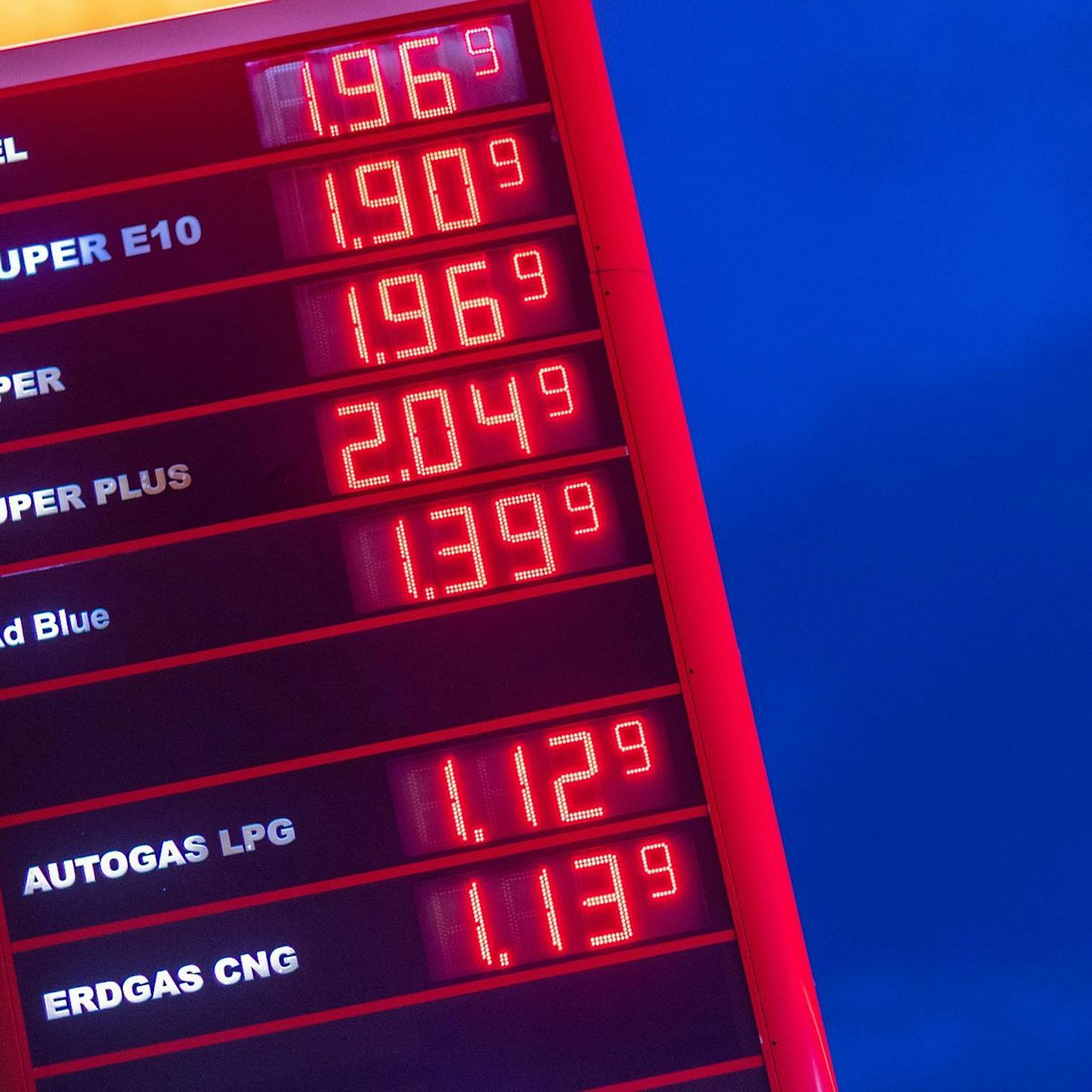 Grünes Licht für preiswertes Tanken und das 9-Euro-Ticket