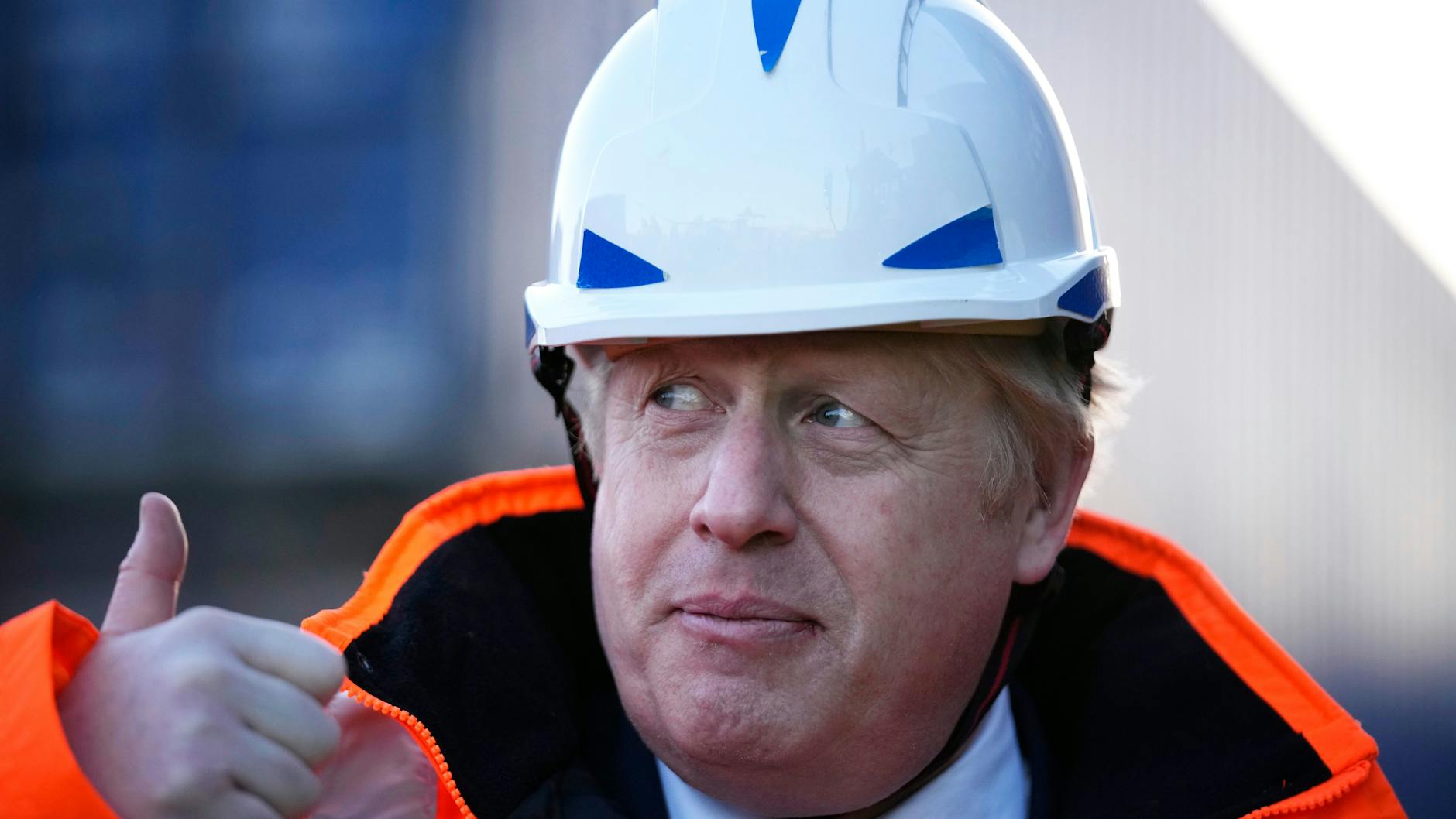 Boris Johnson, Premierminister von Großbritannien, trägt einen Helm und Warnkleidung.