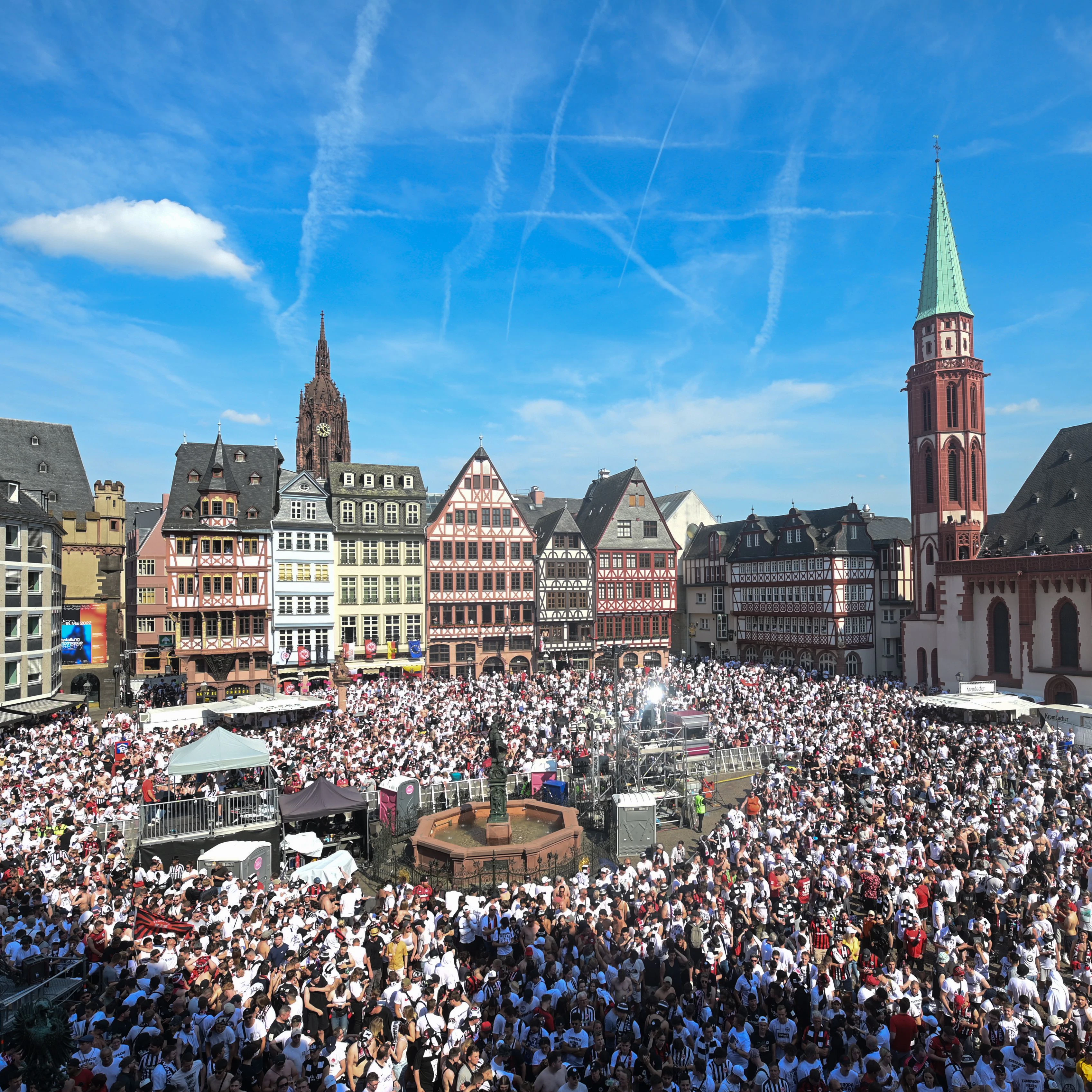 Am Donnerstagnachmittag strömten die Eintracht-Fans zum Frankfurter Römer.
