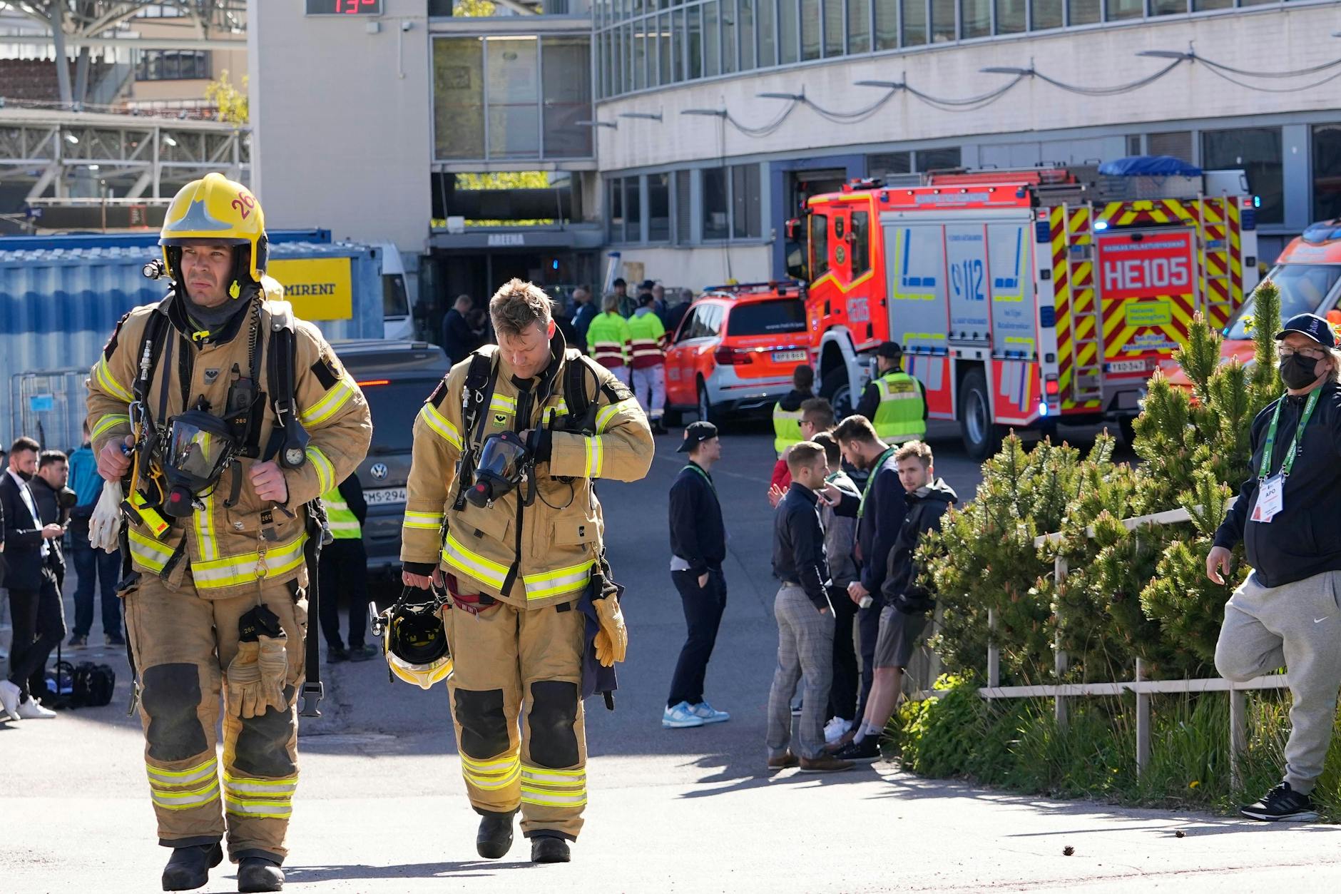 Feuerwehrleute verlassen die geschlossene Eishalle in Helsinki nach einem Feueralarm.