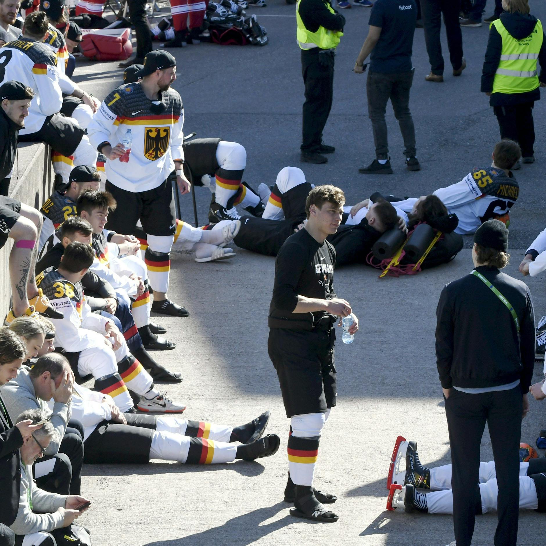 Deutschlands Nationalspieler harren vor der Halle aus.
