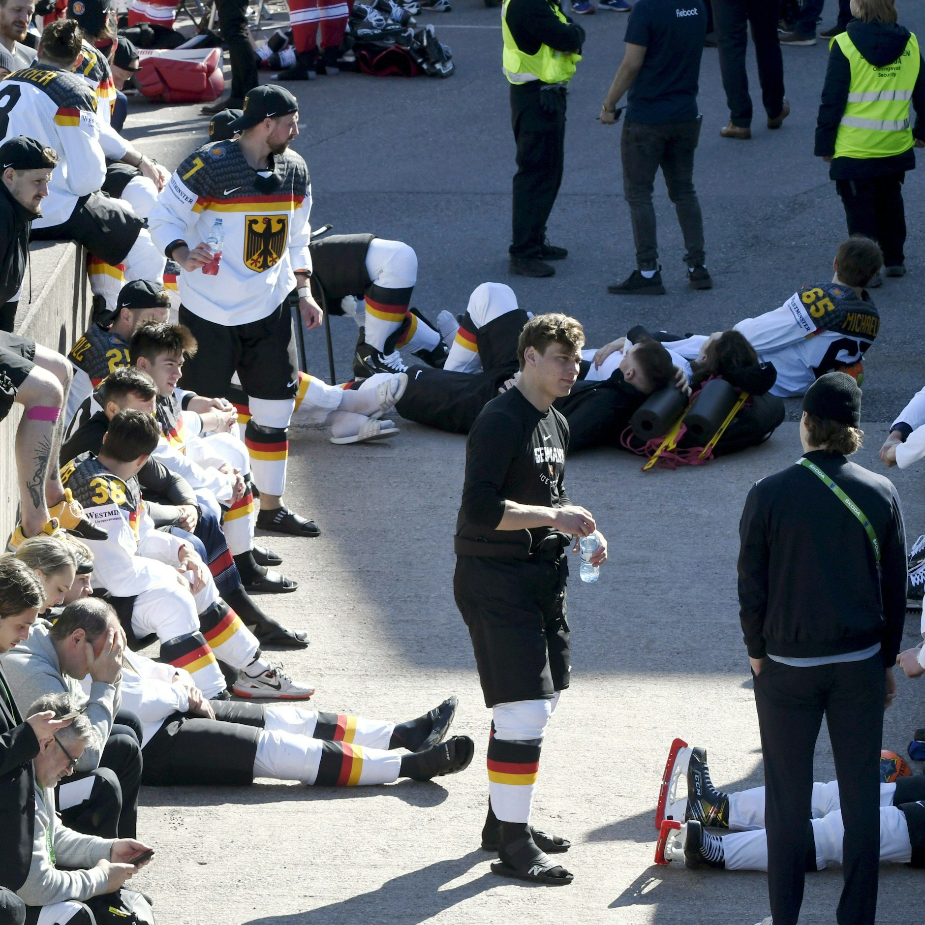 Deutschlands Nationalspieler harren vor der Halle aus.