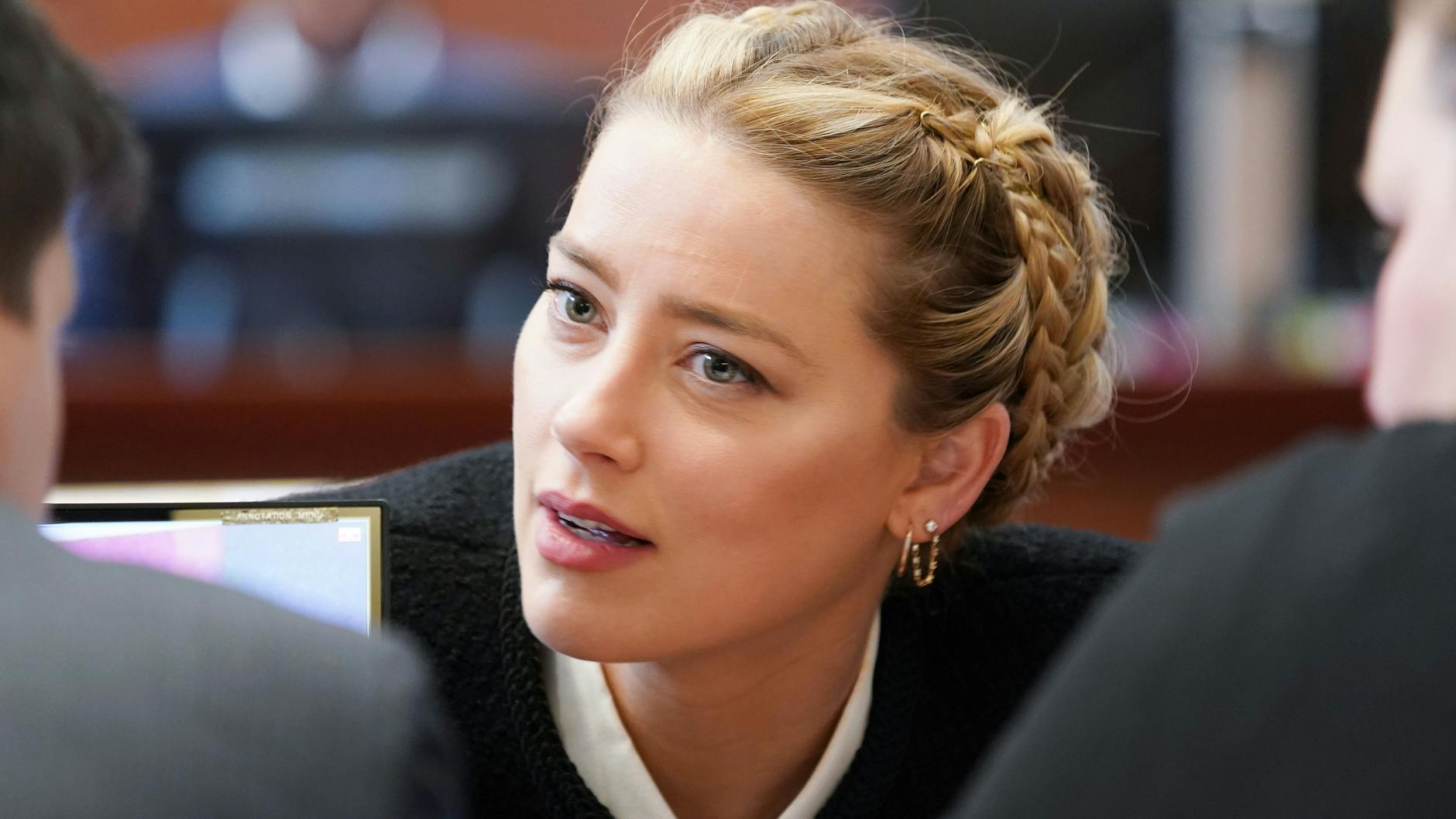 Amber Heard vor Gericht. Am Donnerstag sagte ihre Schwester in dem Prozess gegen Johnny Depp aus.