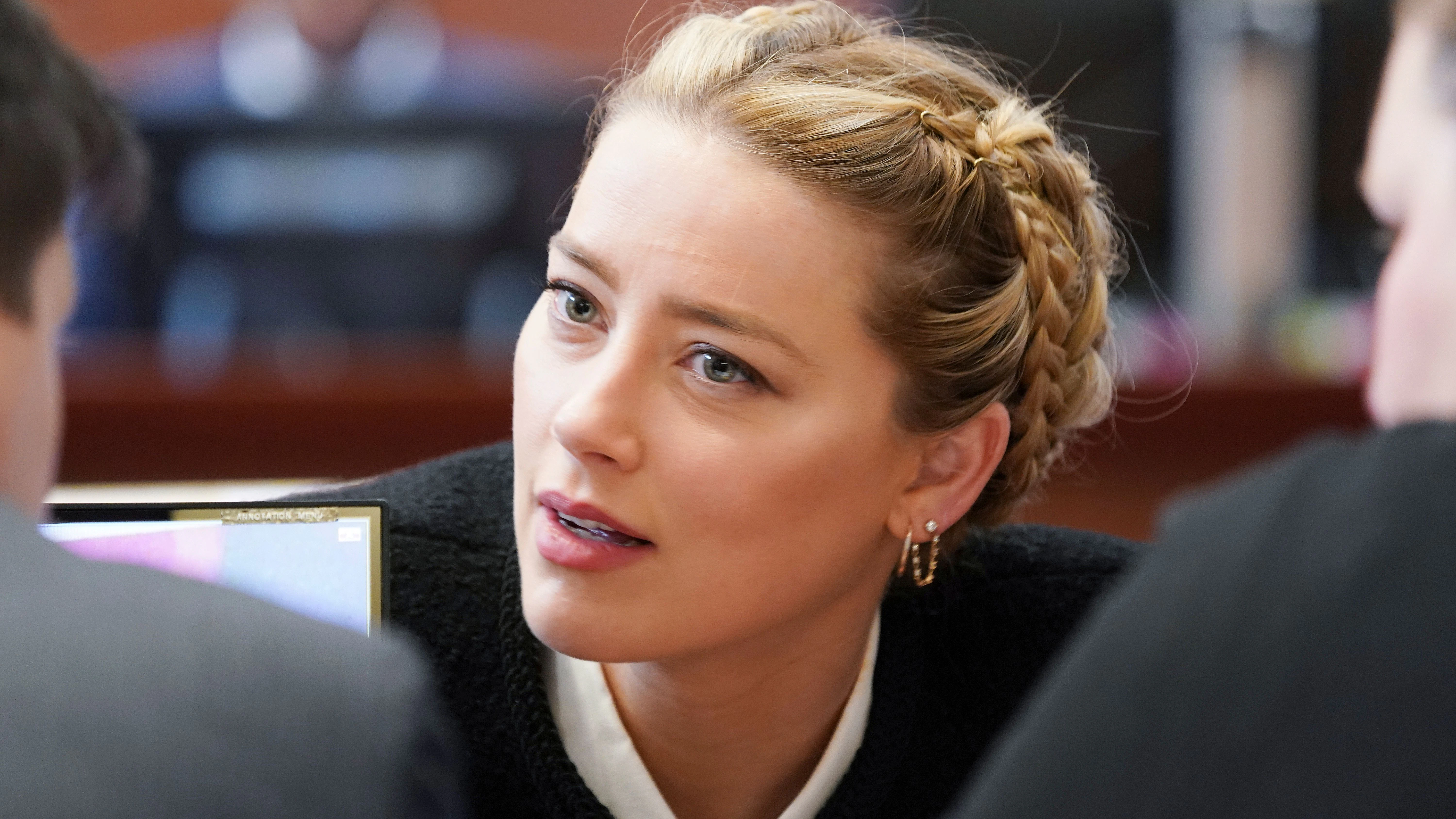 Amber Heard vor Gericht. Am Donnerstag sagte ihre Schwester in dem Prozess gegen Johnny Depp aus.