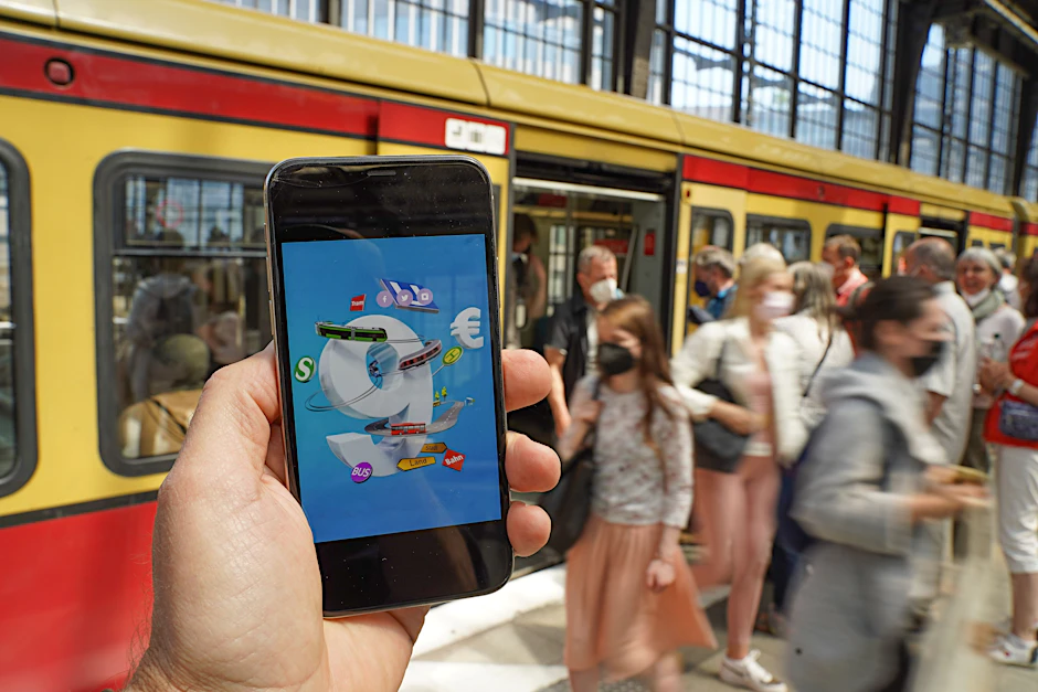 Ein Smartphone zeigt eine Werbung für das 9-Euro-Ticke. Die Sondertickets sollen im Juni, Juli und August bundesweit Fahrten im Nah- und Regionalverkehr ermöglichen. Der Bundestag soll das Finanzierungsgesetz an diesem Donnerstag beschließen, am Freitag soll der Bundesrat abschließend entscheiden.