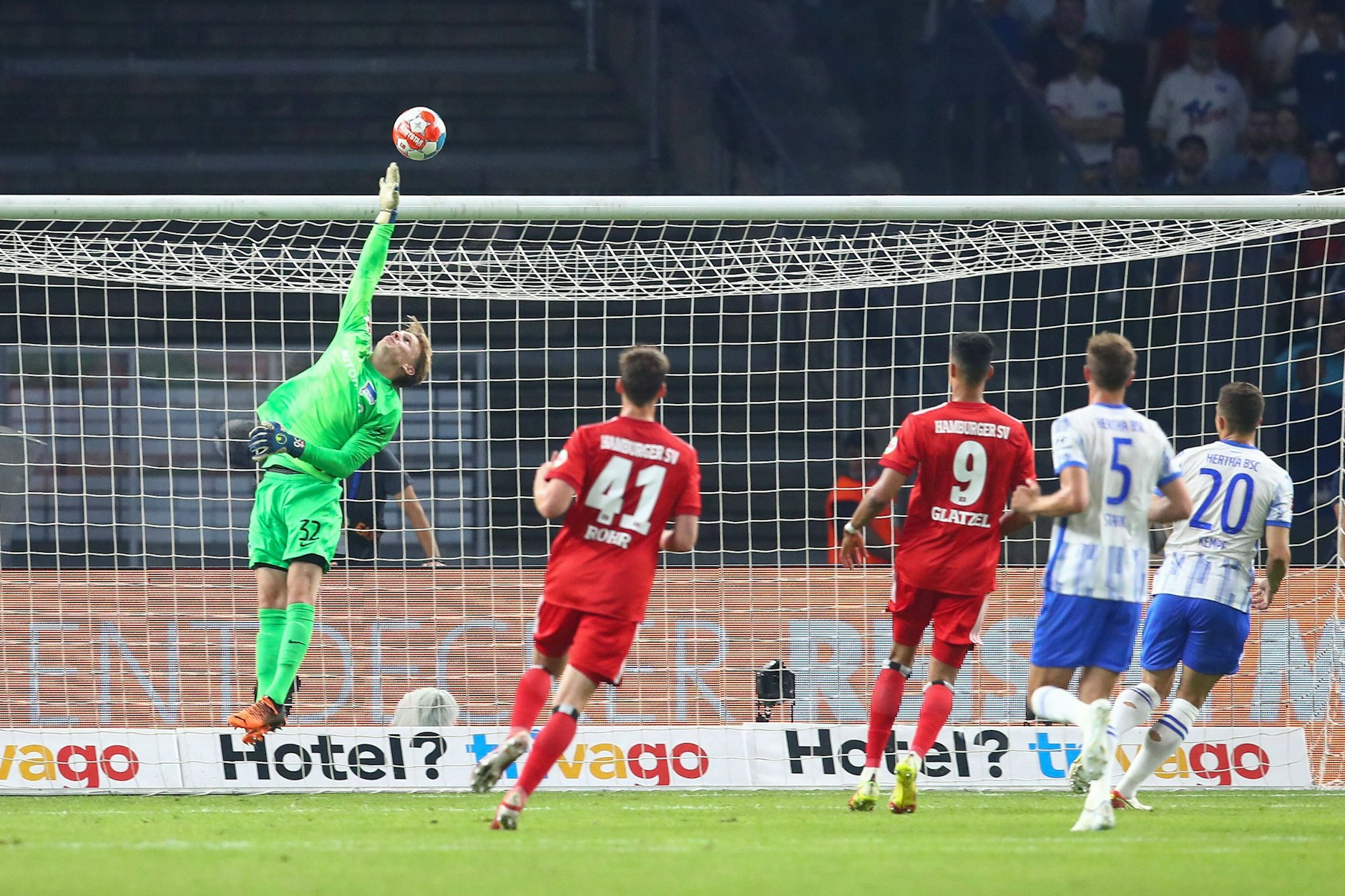 Eine Flanke von Hamburgs Ludovit Reis segelt über Herthas Torwart Oliver Christensen ins Tor. Die Entscheidung im Relegations-Hinspiel. Hertha verliert 0:1.