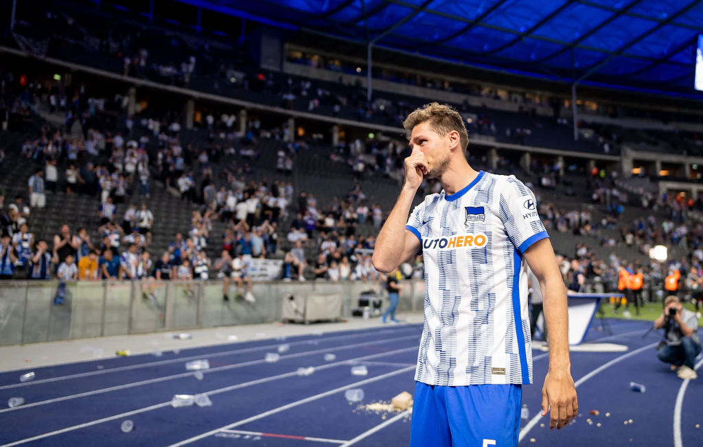 Hertha BSC: Der bittere Abschied von Niklas Stark, alleine winkte er in der Ostkurve den Fans zu