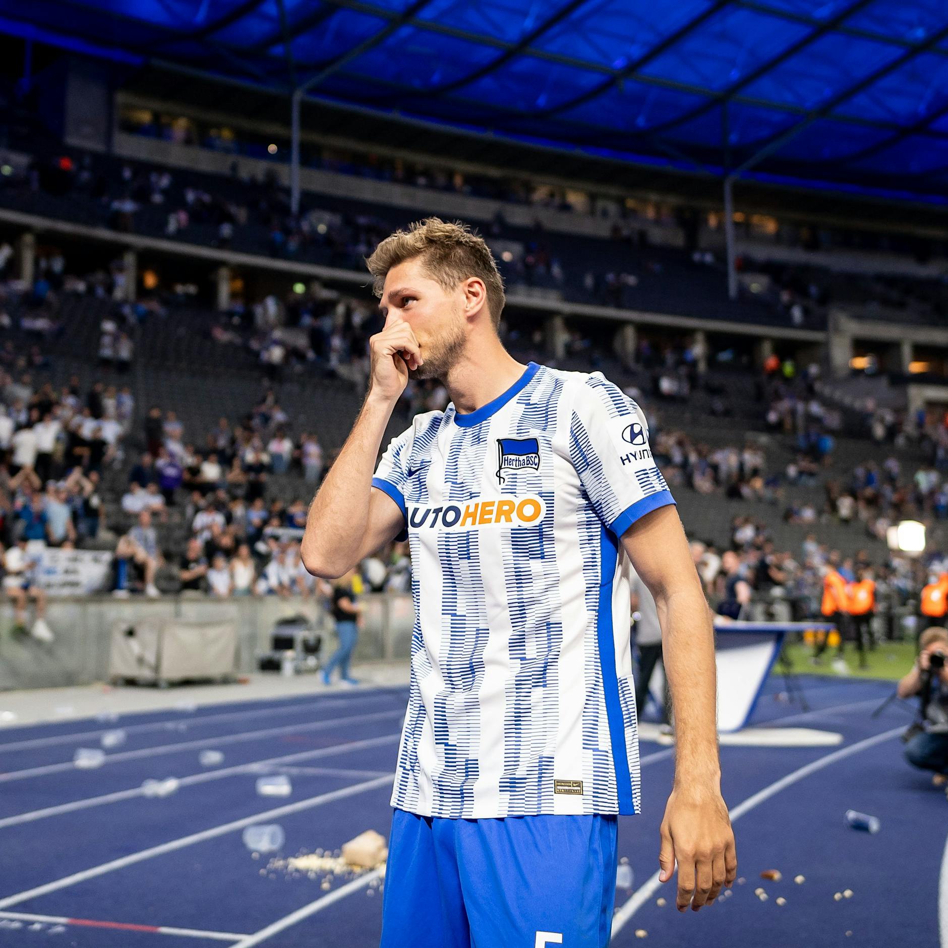 Hertha BSC: Der bittere Abschied von Niklas Stark, alleine winkte er in der Ostkurve den Fans zu